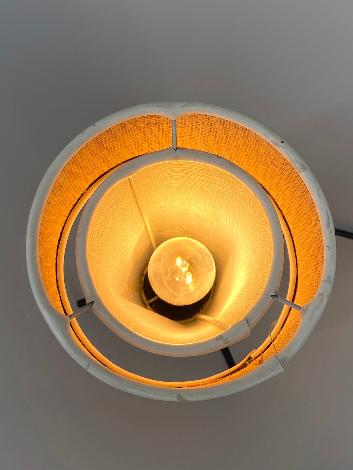 Mid Century Tischlampe mit Stahl Stäben und Lampenschirm aus feinem Gewebe