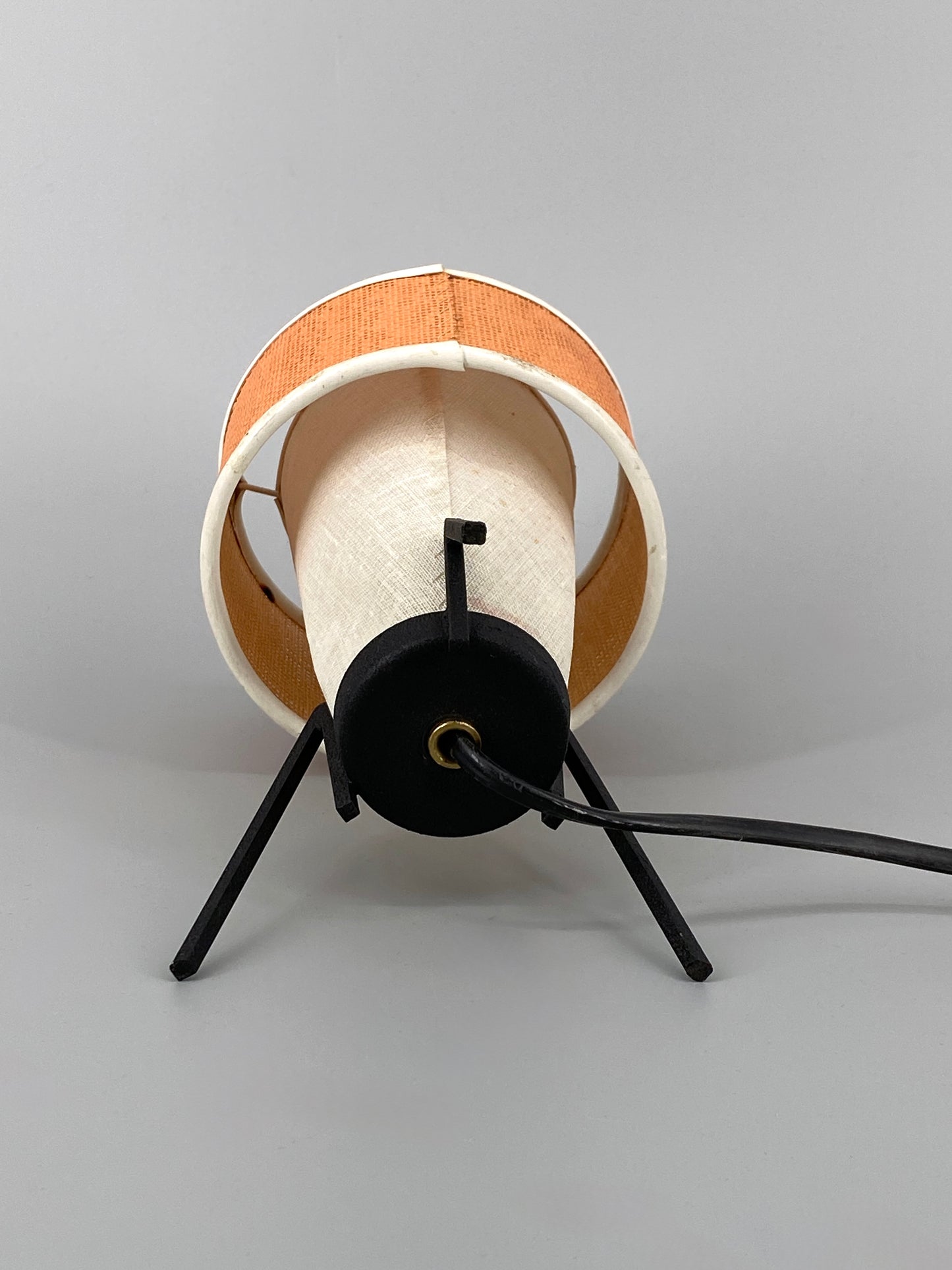 Mid Century Tischlampe mit Stahl Stäben und Lampenschirm aus feinem Gewebe