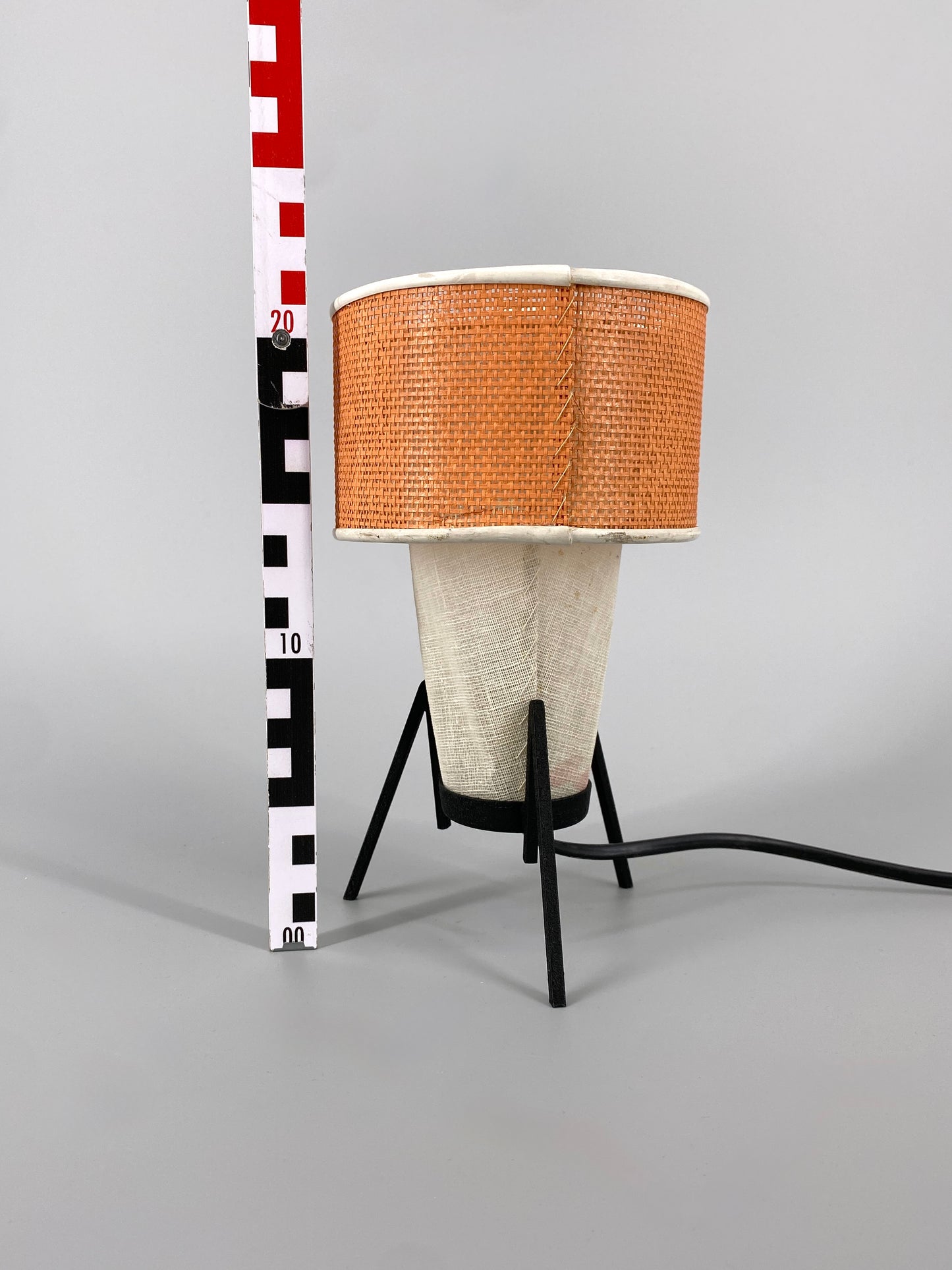 Mid Century Tischlampe mit Stahl Stäben und Lampenschirm aus feinem Gewebe