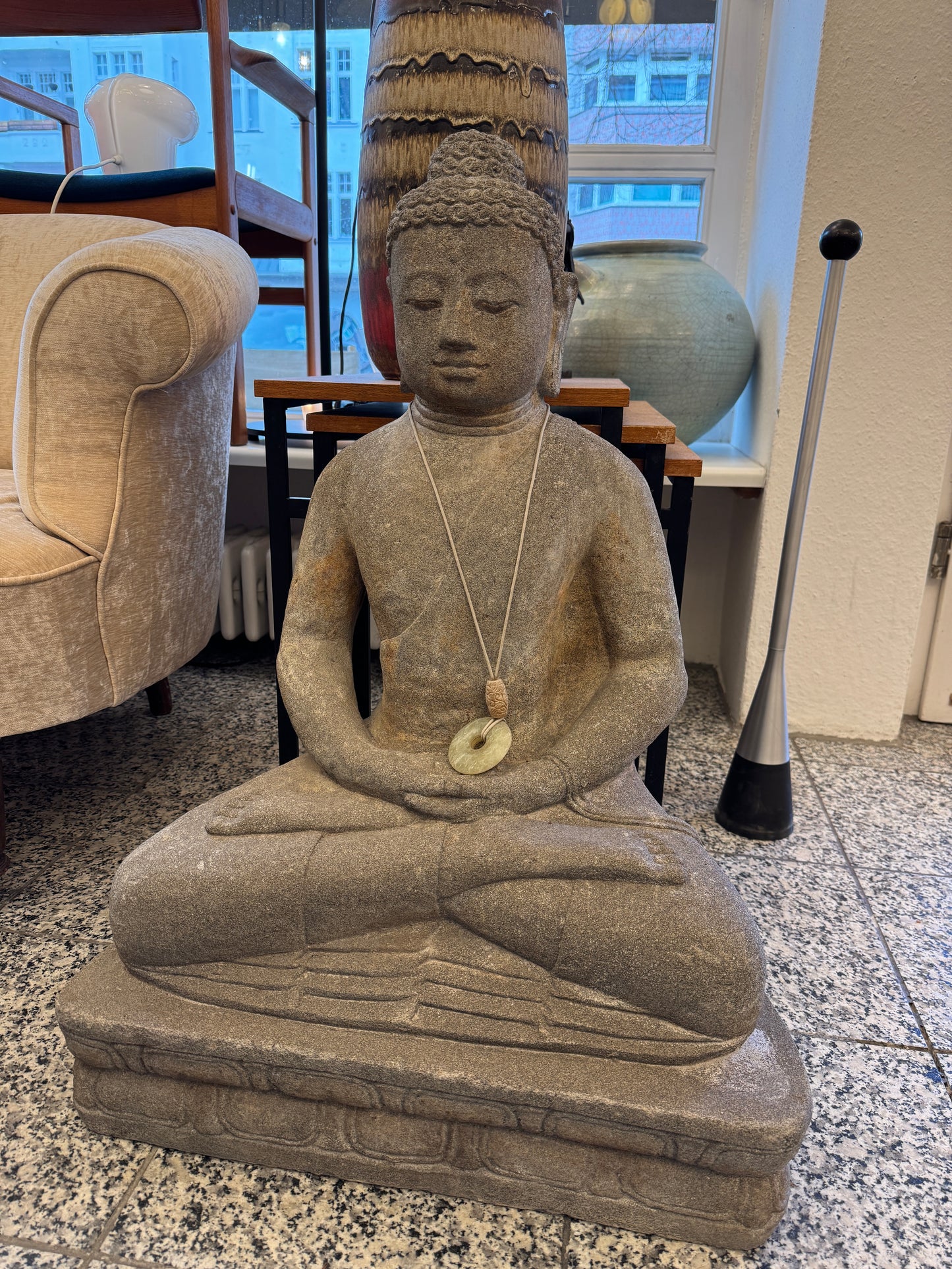 Sitzende Buddhafigur aus Naturstein mit serpentinen Halskette