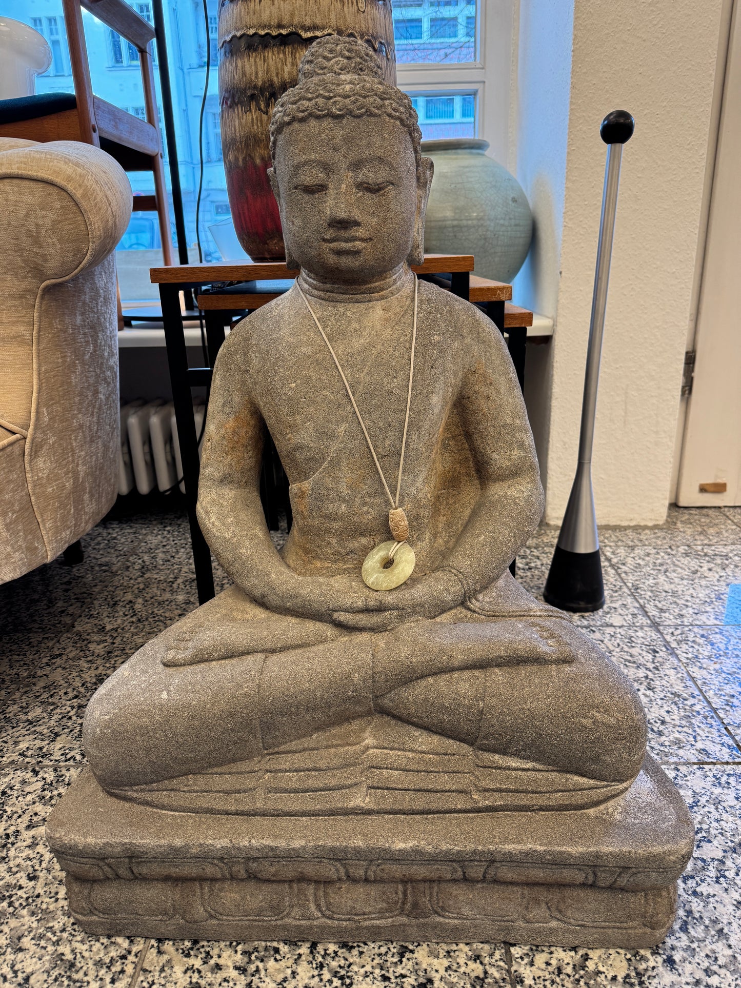 Sitzende Buddhafigur aus Naturstein mit serpentinen Halskette