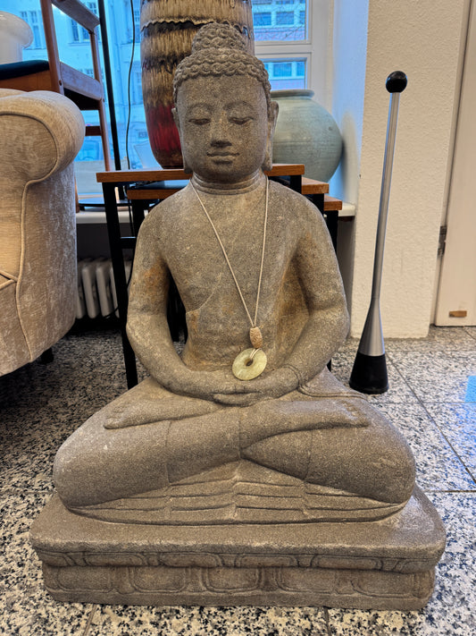 Sitzende Buddhafigur aus Naturstein mit serpentinen Halskette