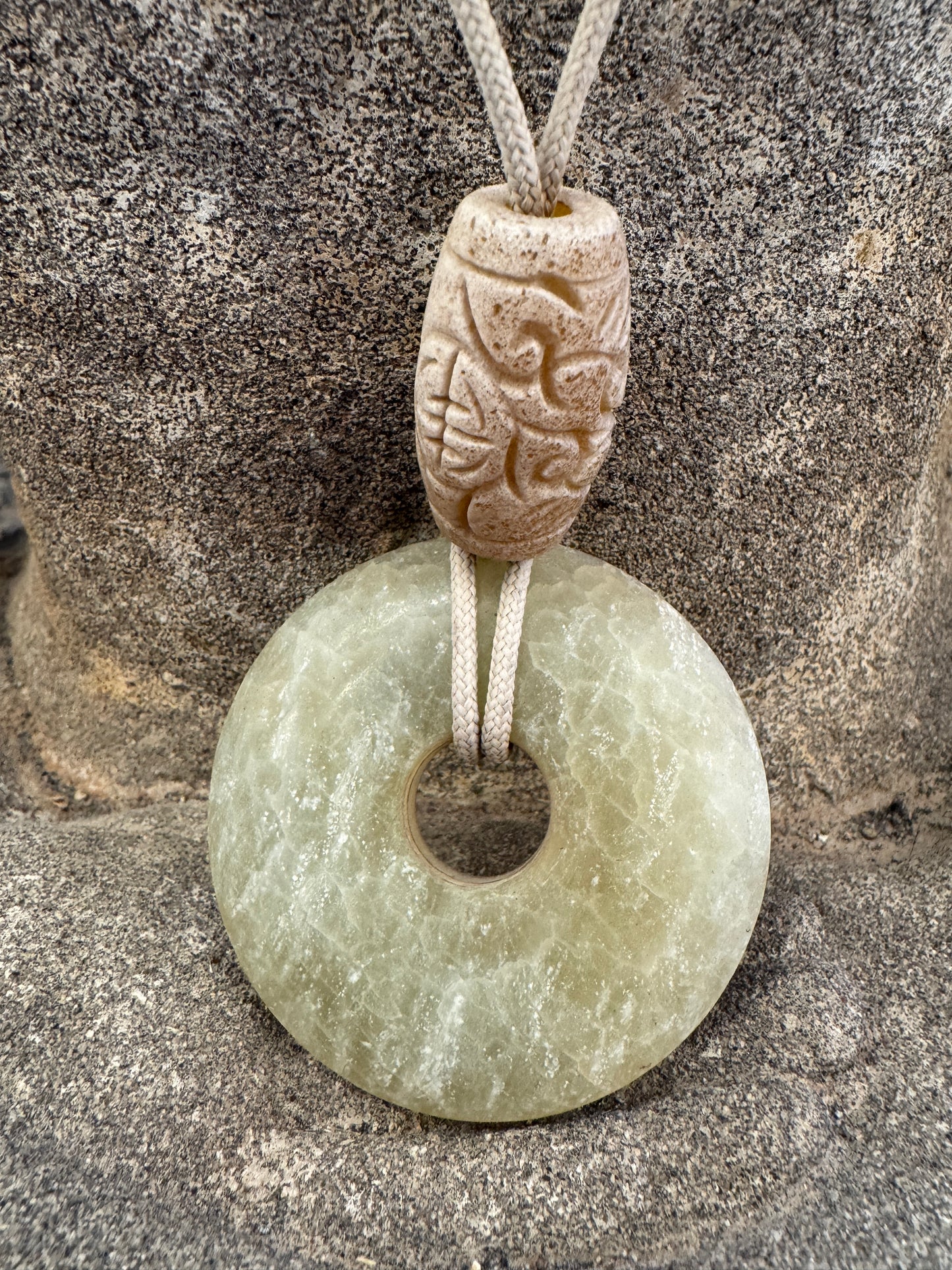 Sitzende Buddhafigur aus Naturstein mit serpentinen Halskette