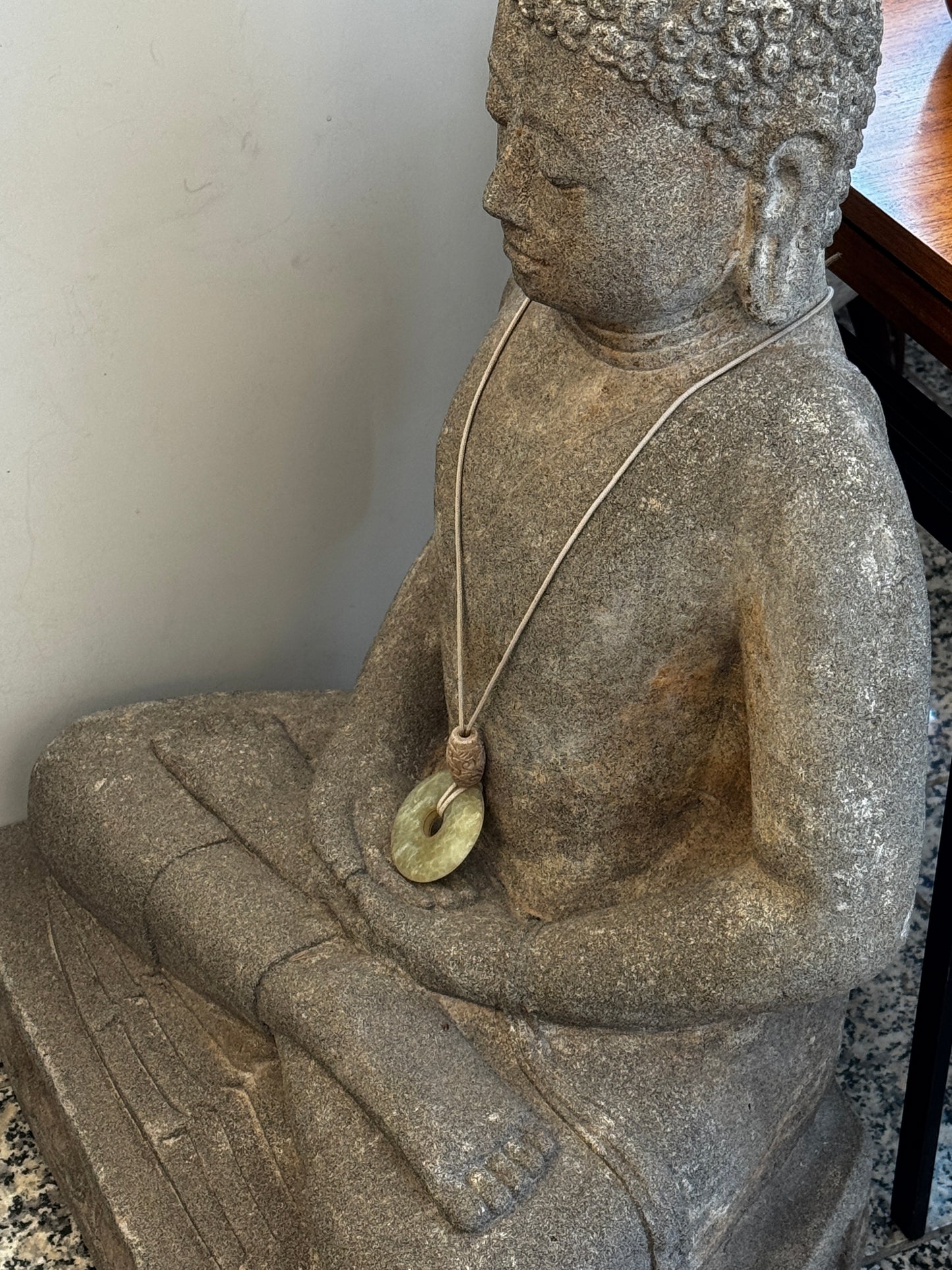Sitzende Buddhafigur aus Naturstein mit serpentinen Halskette