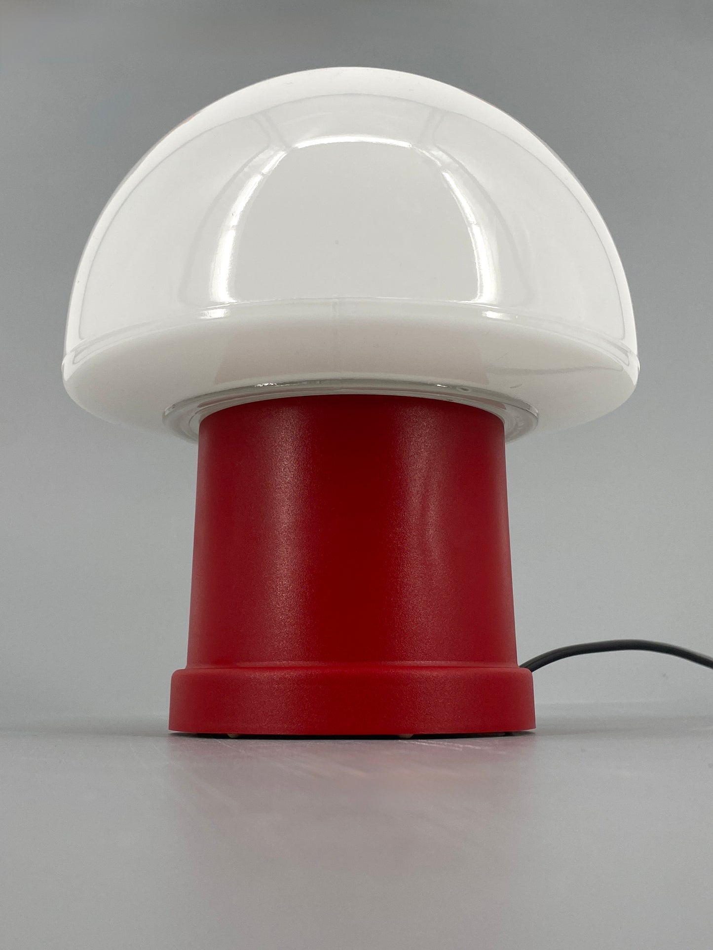 Pilzlampe mit rotem Kunststoffsockel von Massive, Belgien 70er
