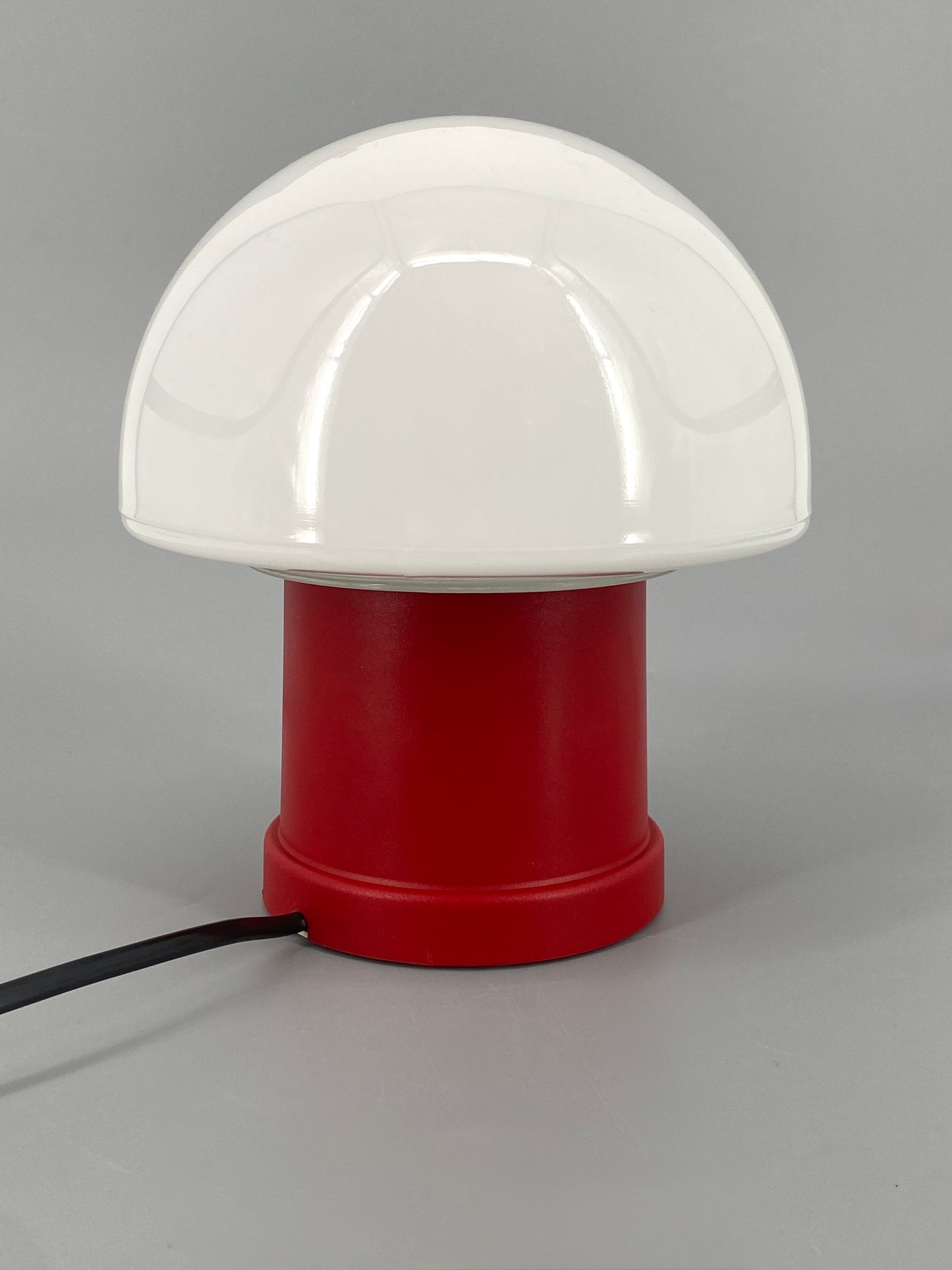 Pilzlampe mit rotem Kunststoffsockel von Massive, Belgien 70er