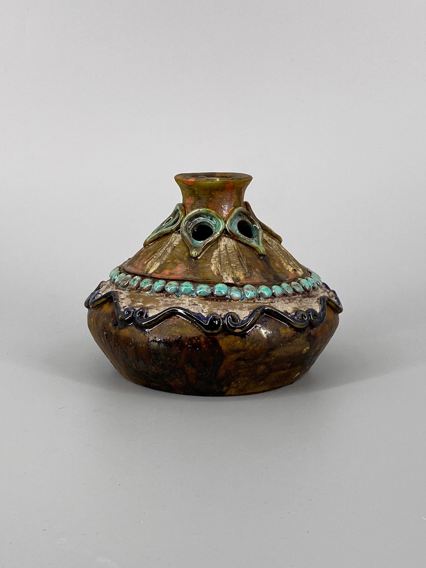 signierte Keramikvase, Kunsthandwerk mit Cut-Outs