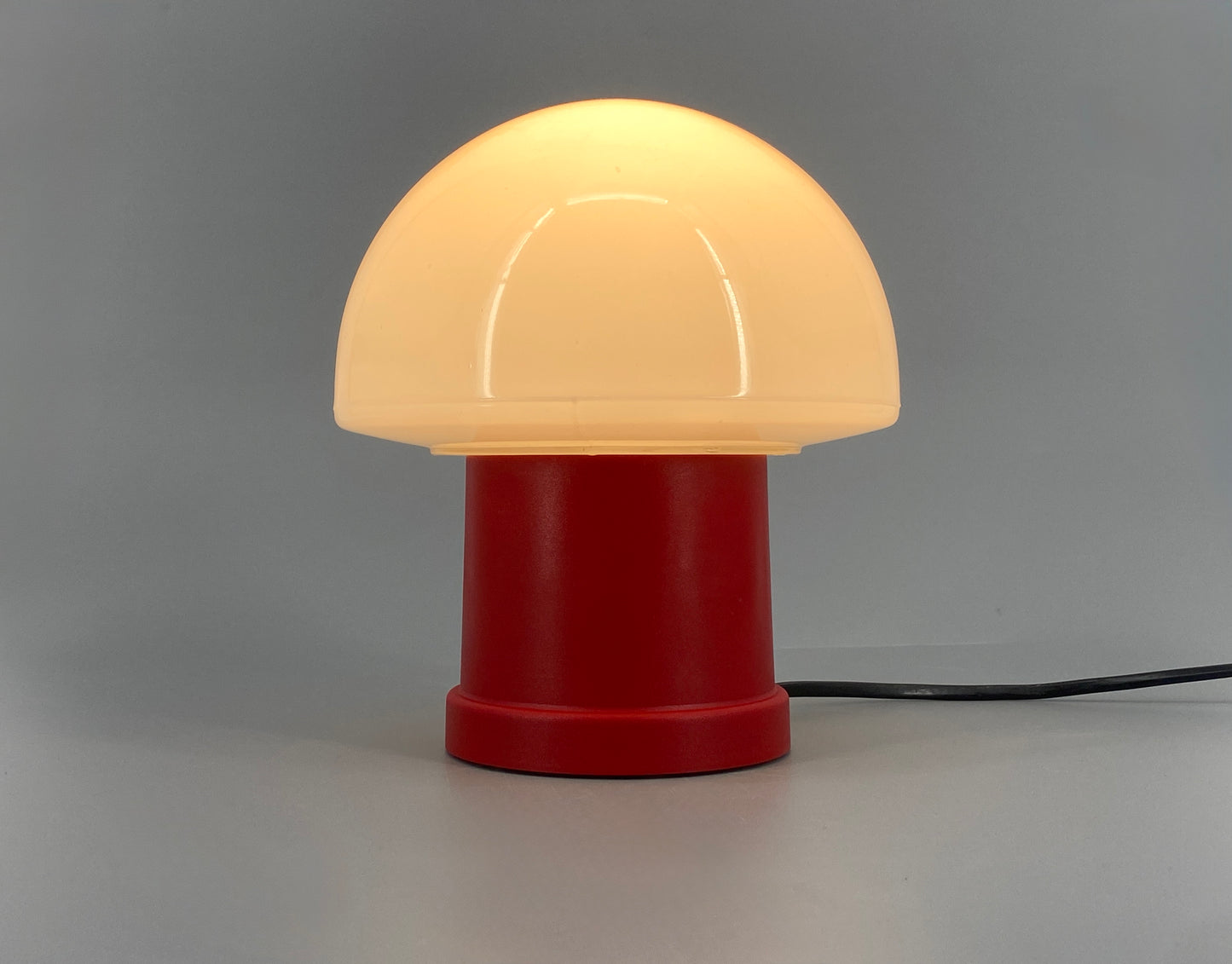 Pilzlampe mit rotem Kunststoffsockel von Massive, Belgien 70er