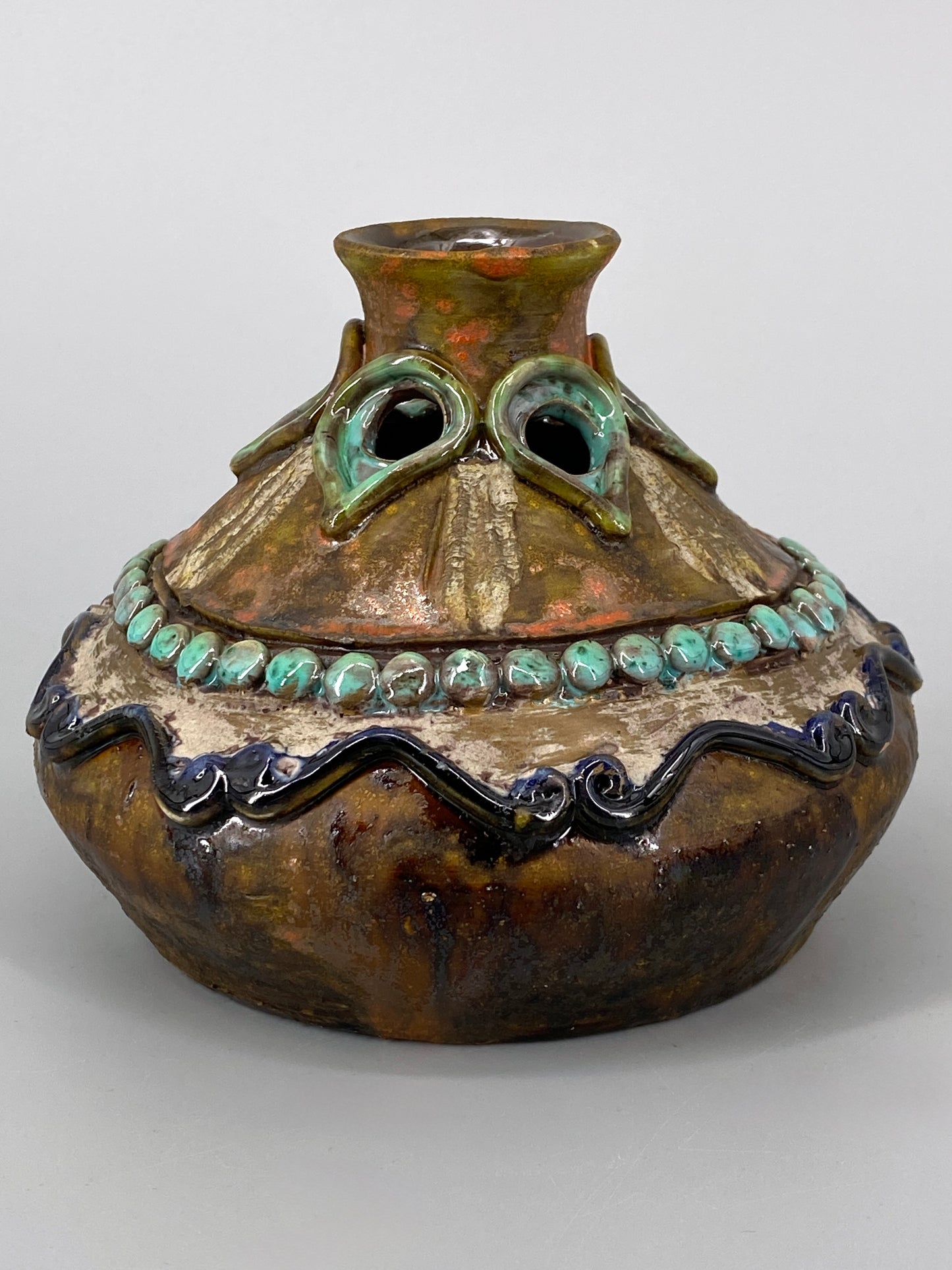 signierte Keramikvase, Kunsthandwerk mit Cut-Outs