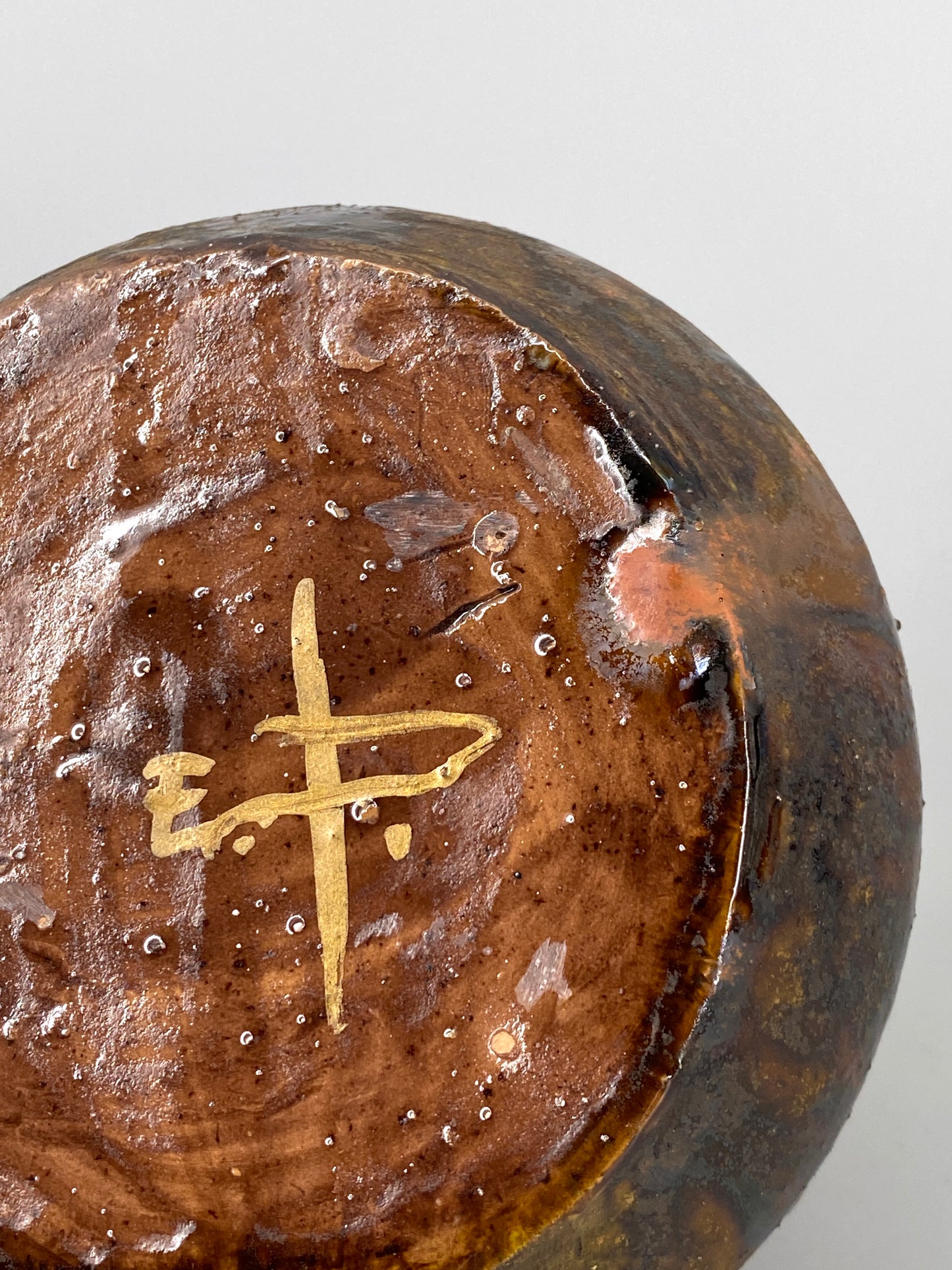 signierte Keramikvase, Kunsthandwerk mit Cut-Outs