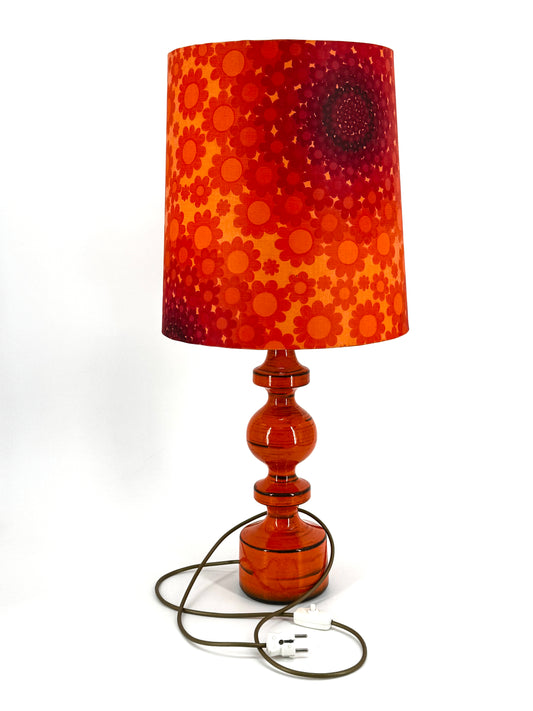 Tischlampe mit Blumenmuster auf Keramik Fuß