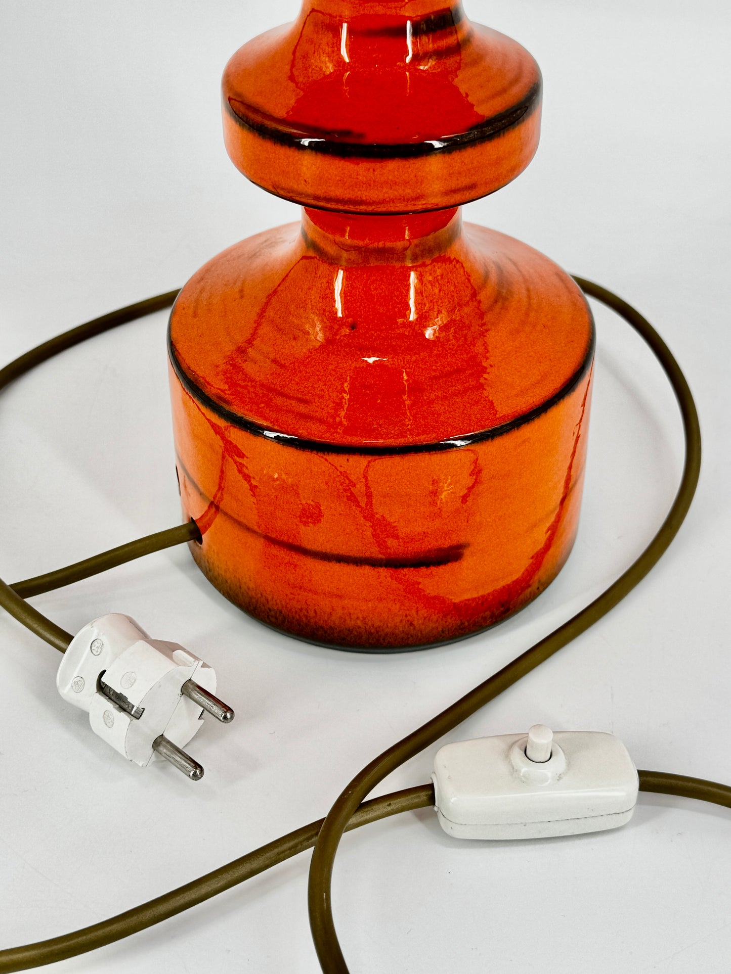 Tischlampe mit Blumenmuster auf Keramik Fuß