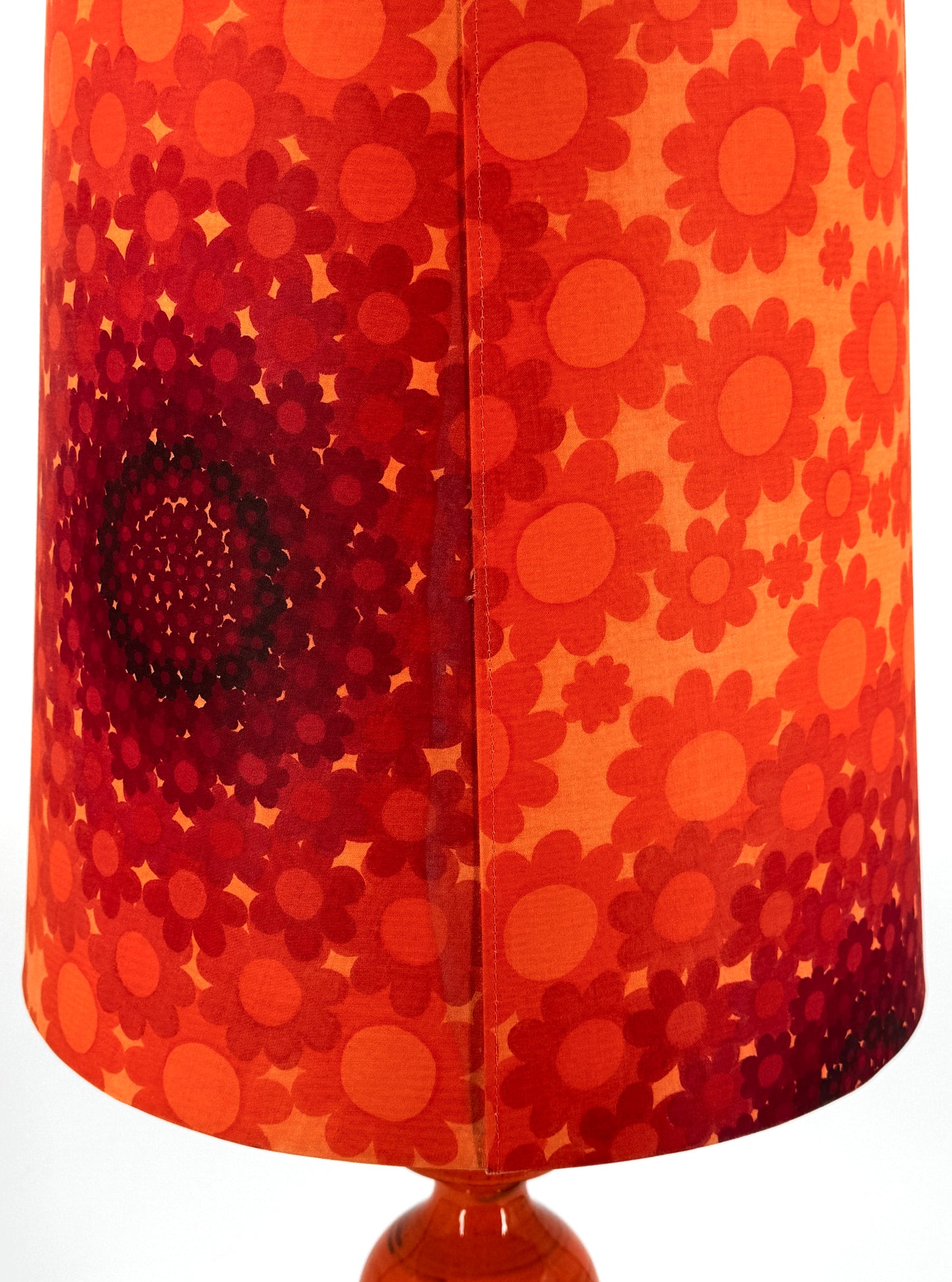 Tischlampe mit Blumenmuster auf Keramik Fuß