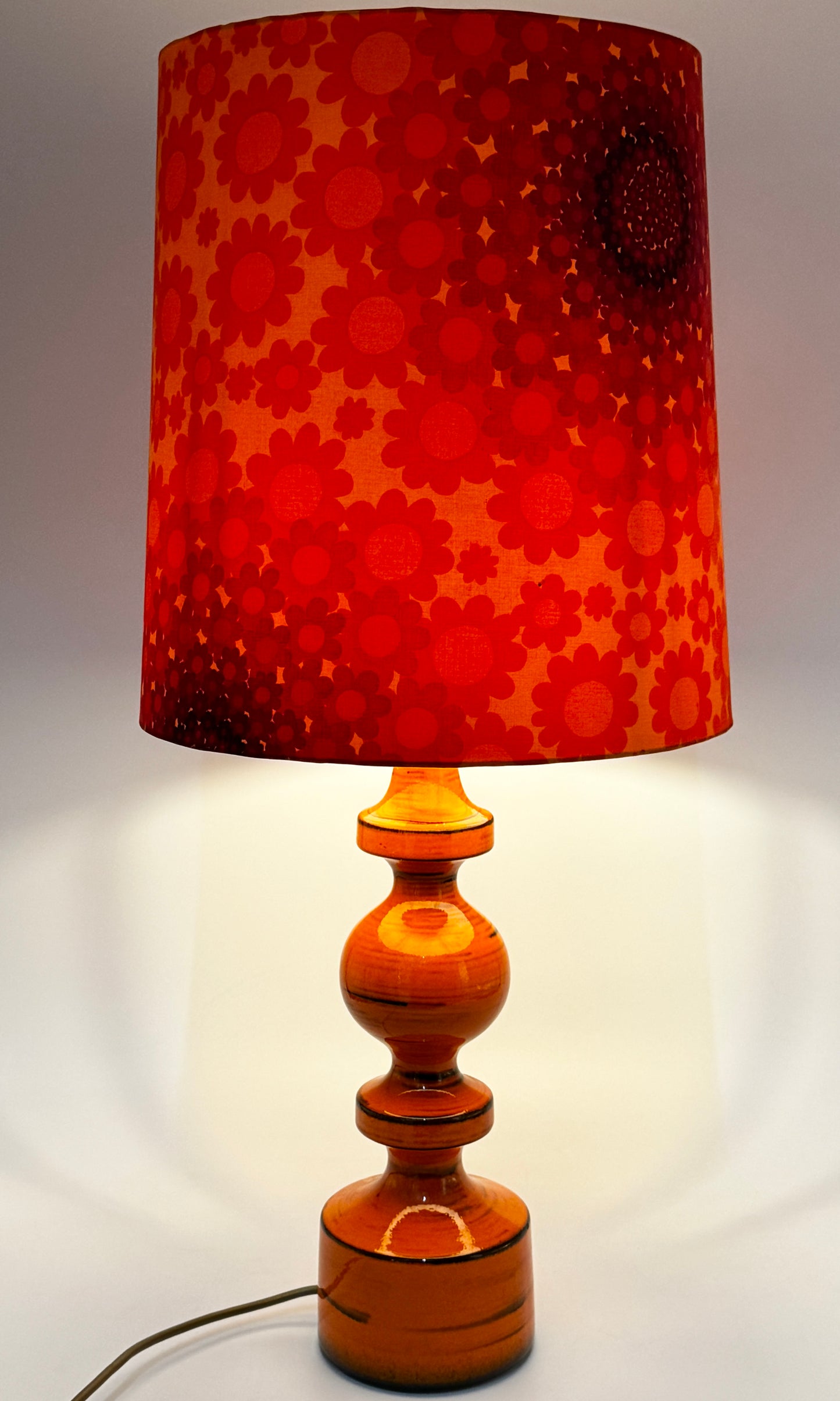 Tischlampe mit Blumenmuster auf Keramik Fuß