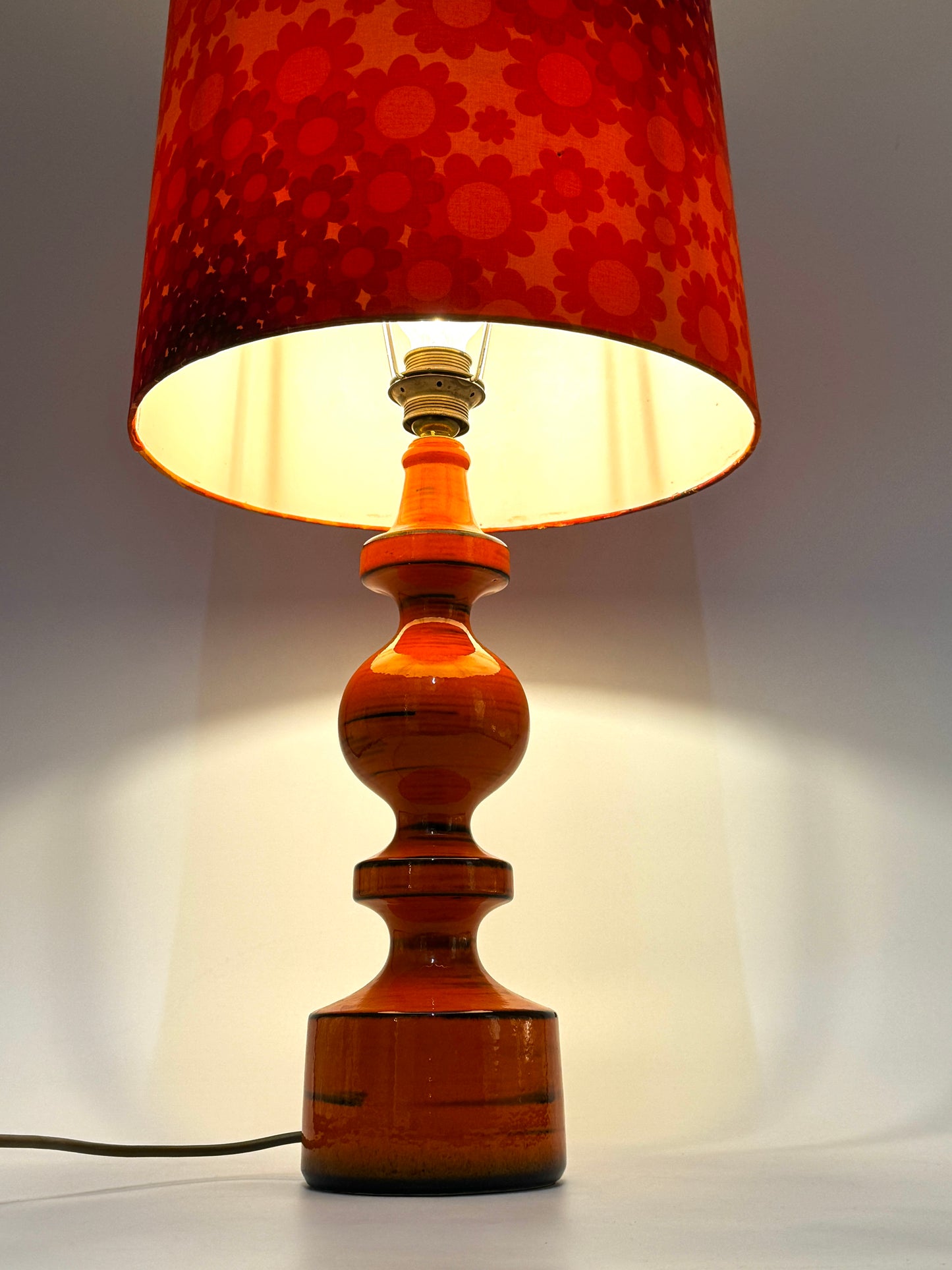 Tischlampe mit Blumenmuster auf Keramik Fuß