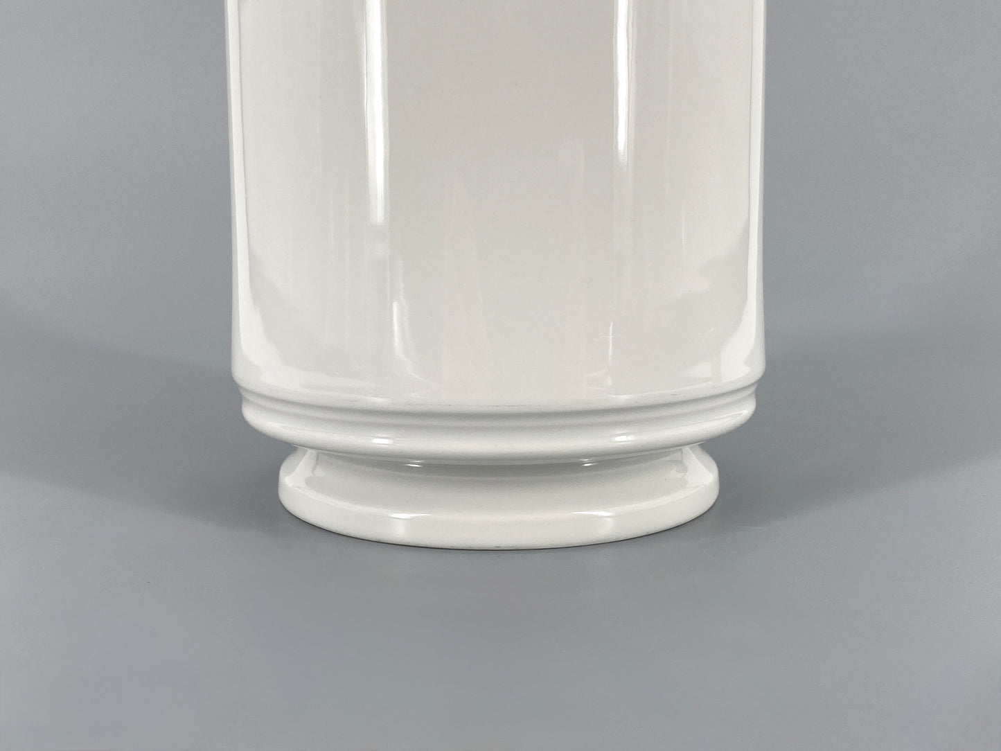 Weiß glasierte Zylindervase von Marguerite Friedlaender für KPM, 1. Wahl