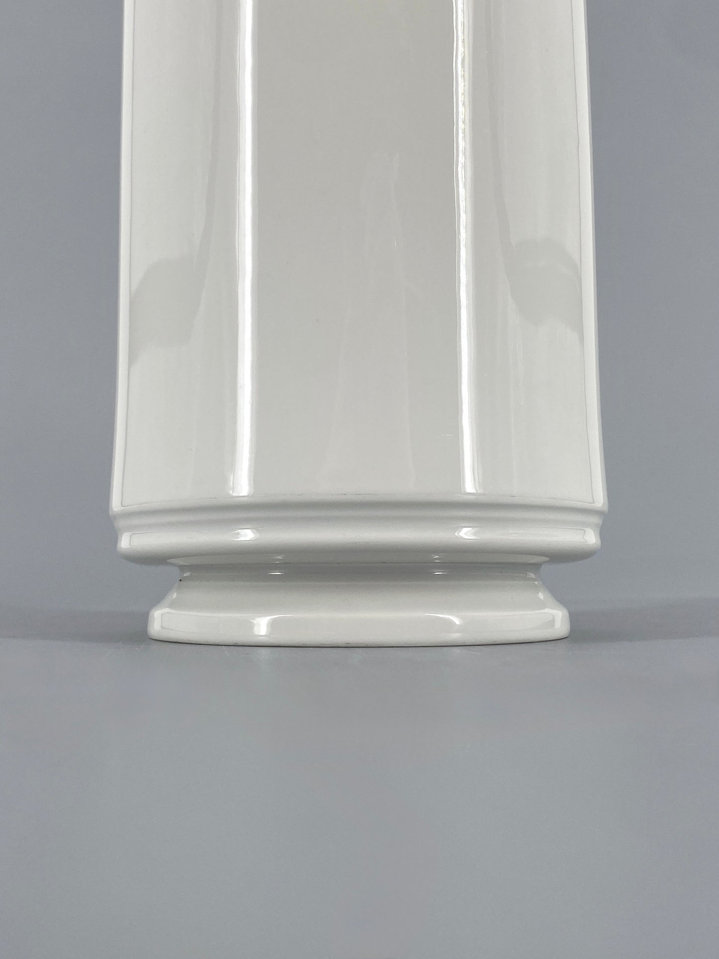 Weiß glasierte Zylindervase von Marguerite Friedlaender für KPM, 1. Wahl