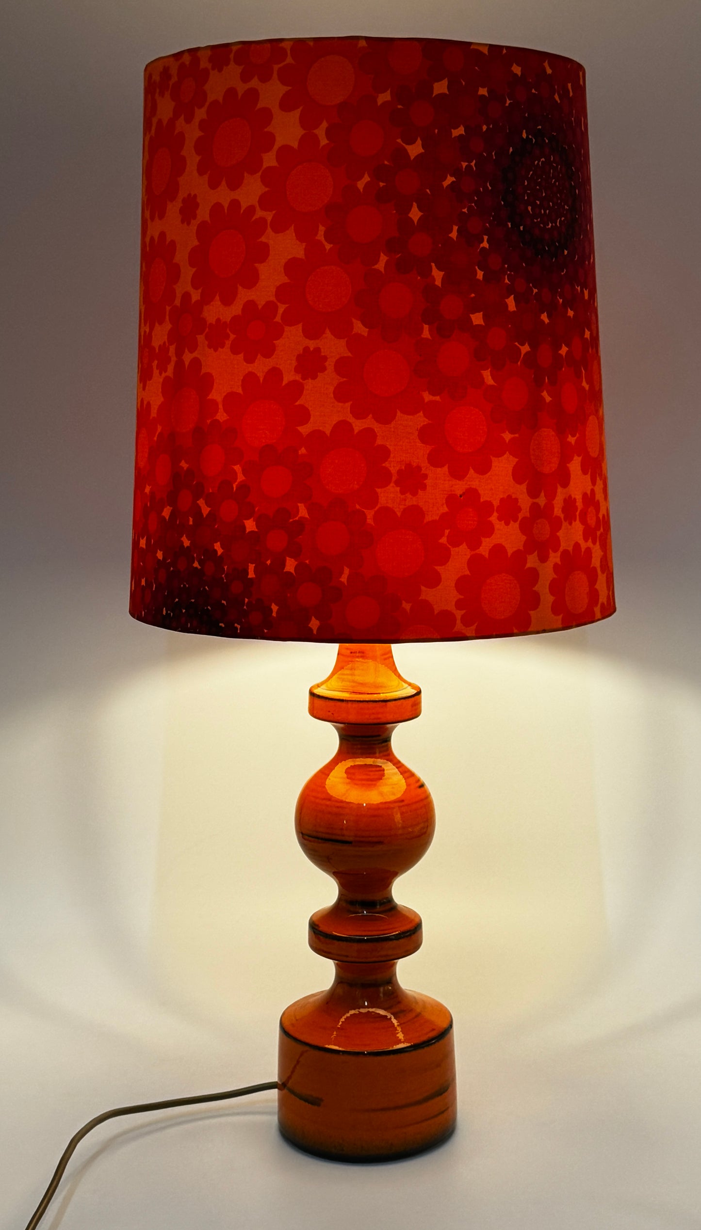 Tischlampe mit Blumenmuster auf Keramik Fuß