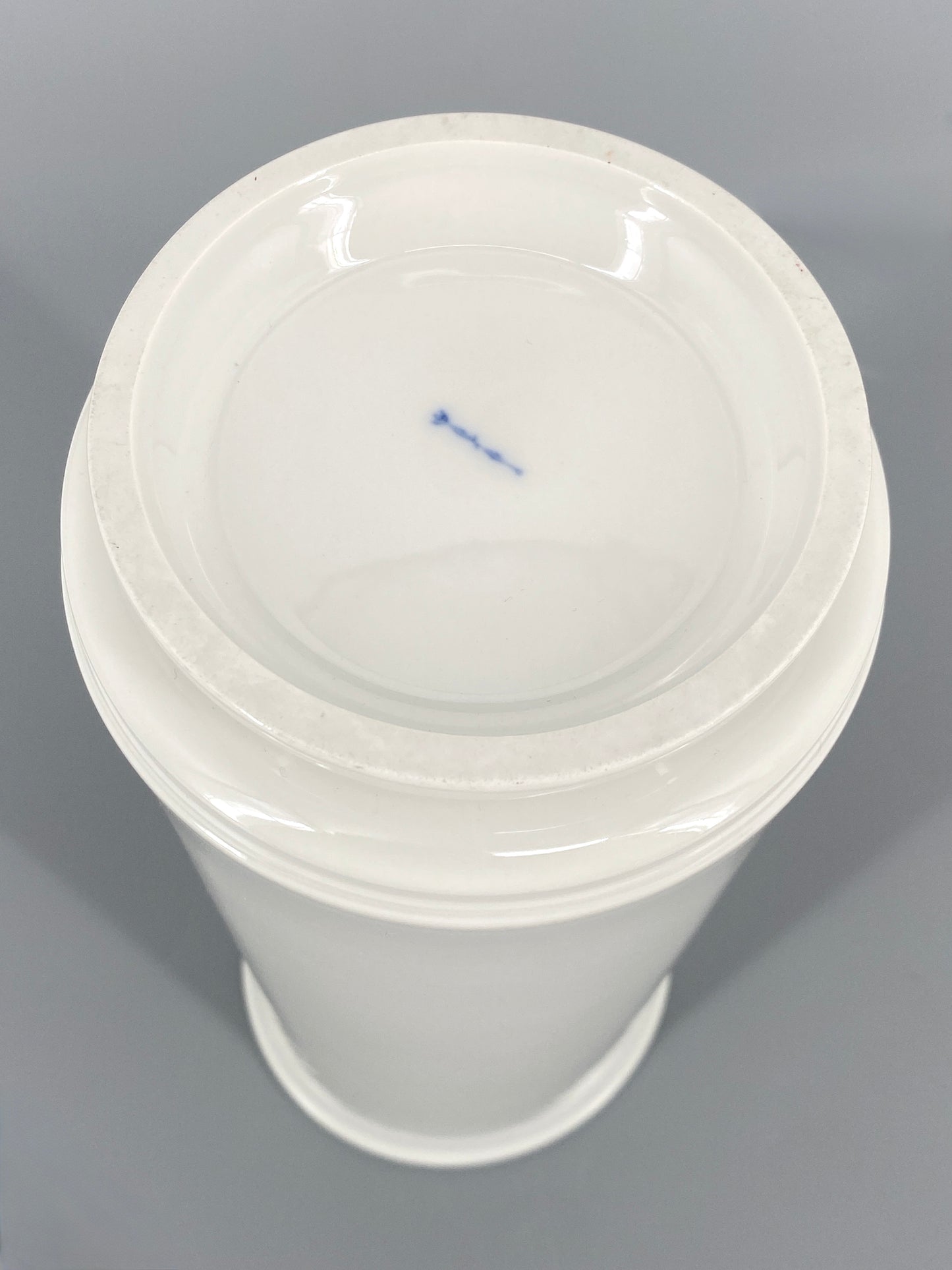 Weiß glasierte Zylindervase von Marguerite Friedlaender für KPM, 1. Wahl