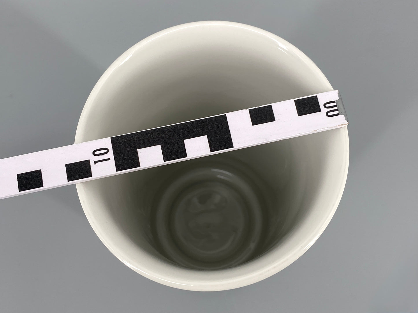 Weiß glasierte Zylindervase von Marguerite Friedlaender für KPM, 1. Wahl