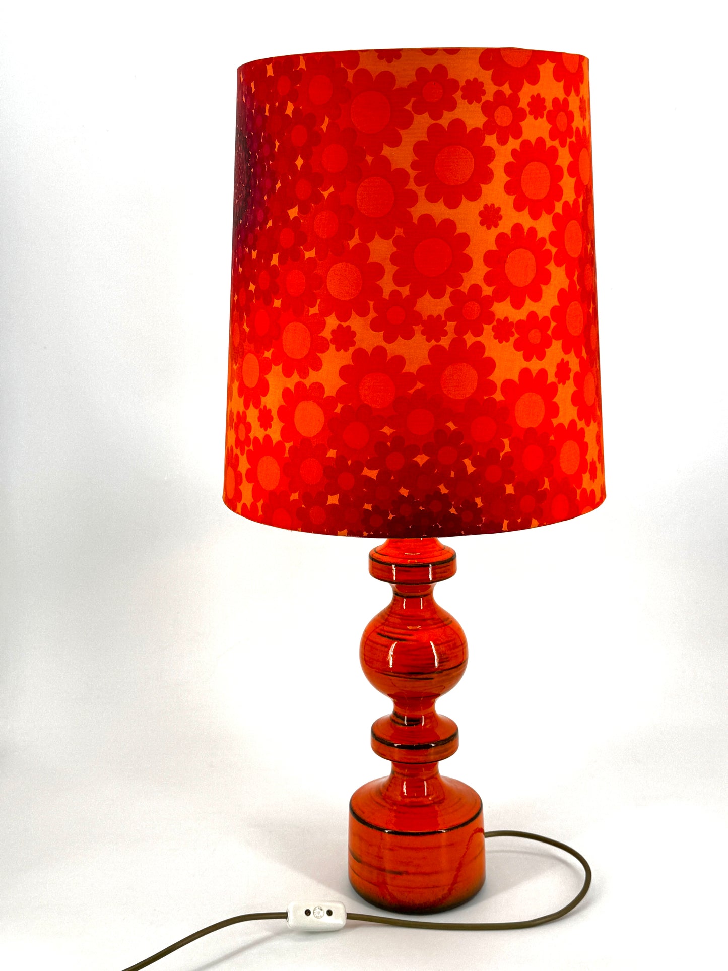 Tischlampe mit Blumenmuster auf Keramik Fuß