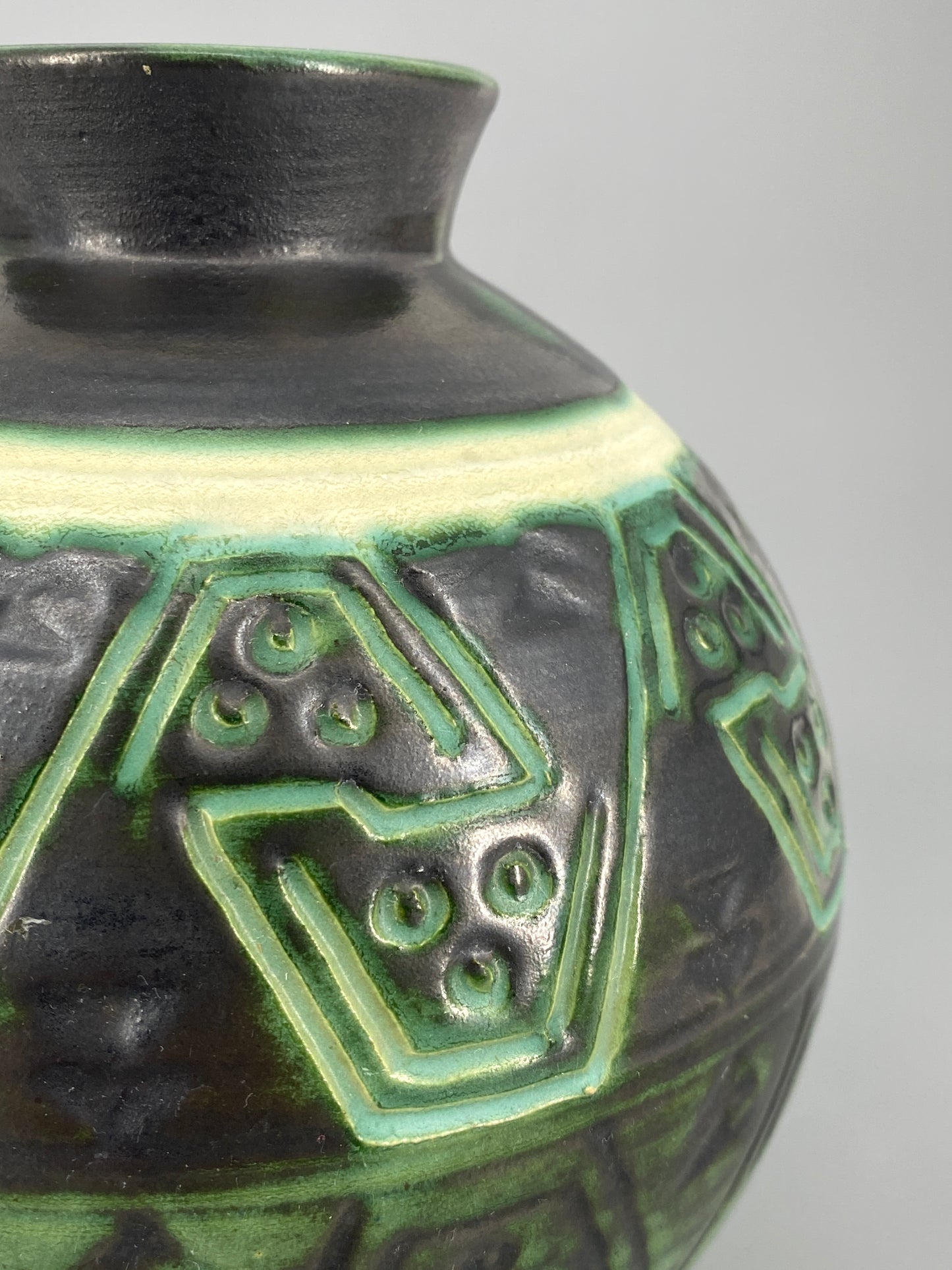 Bauchige Keramikvase mit irisierender Glasur aus Finnland