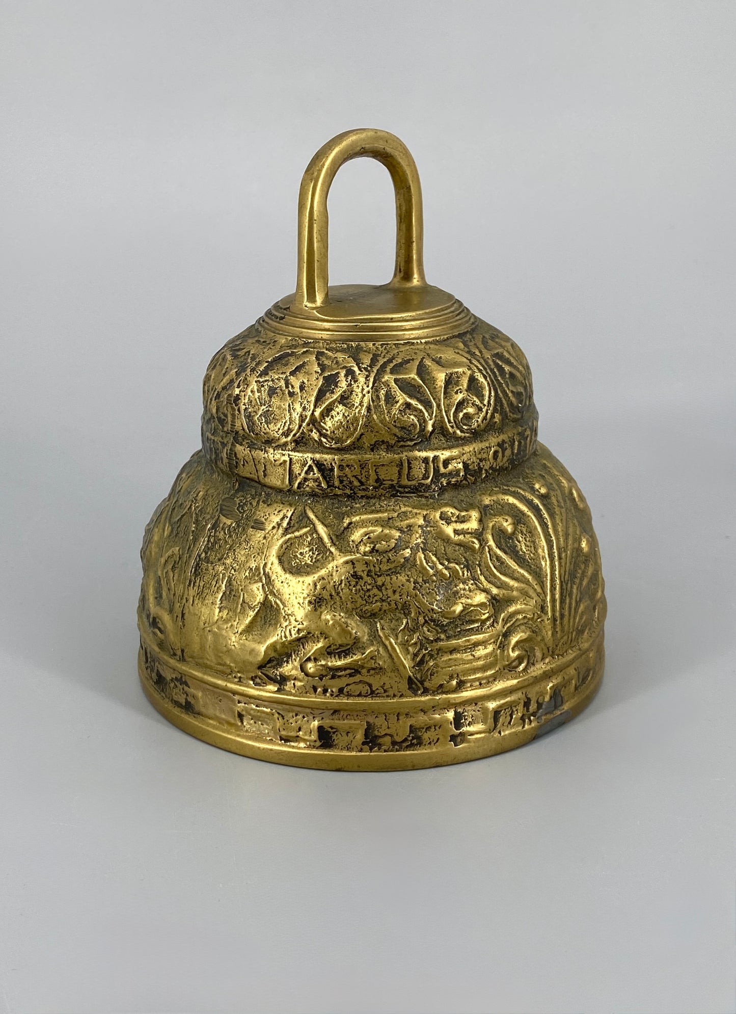 Glocke aus Bronze mit Tiermotiven