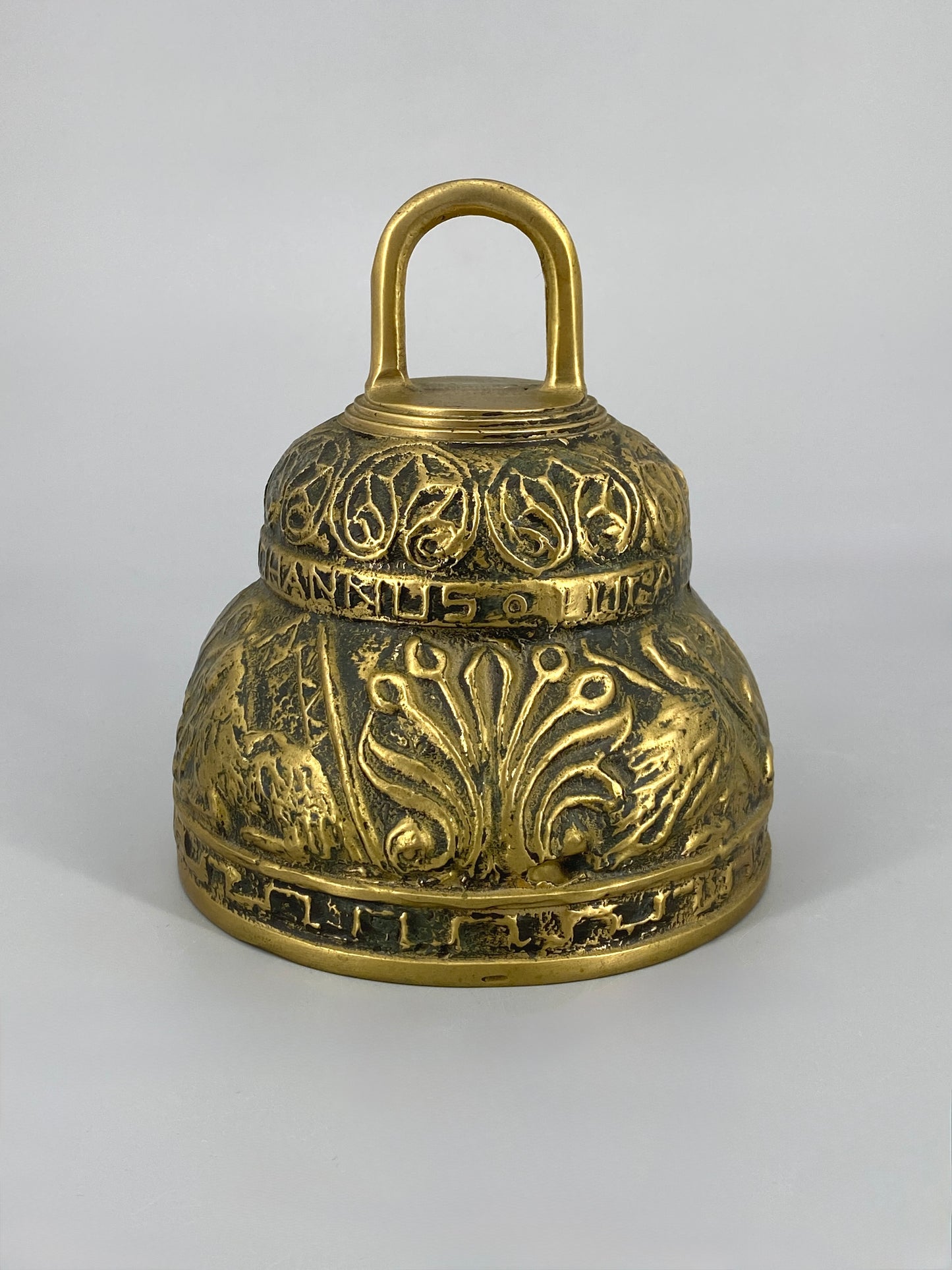 Glocke aus Bronze mit Tiermotiven