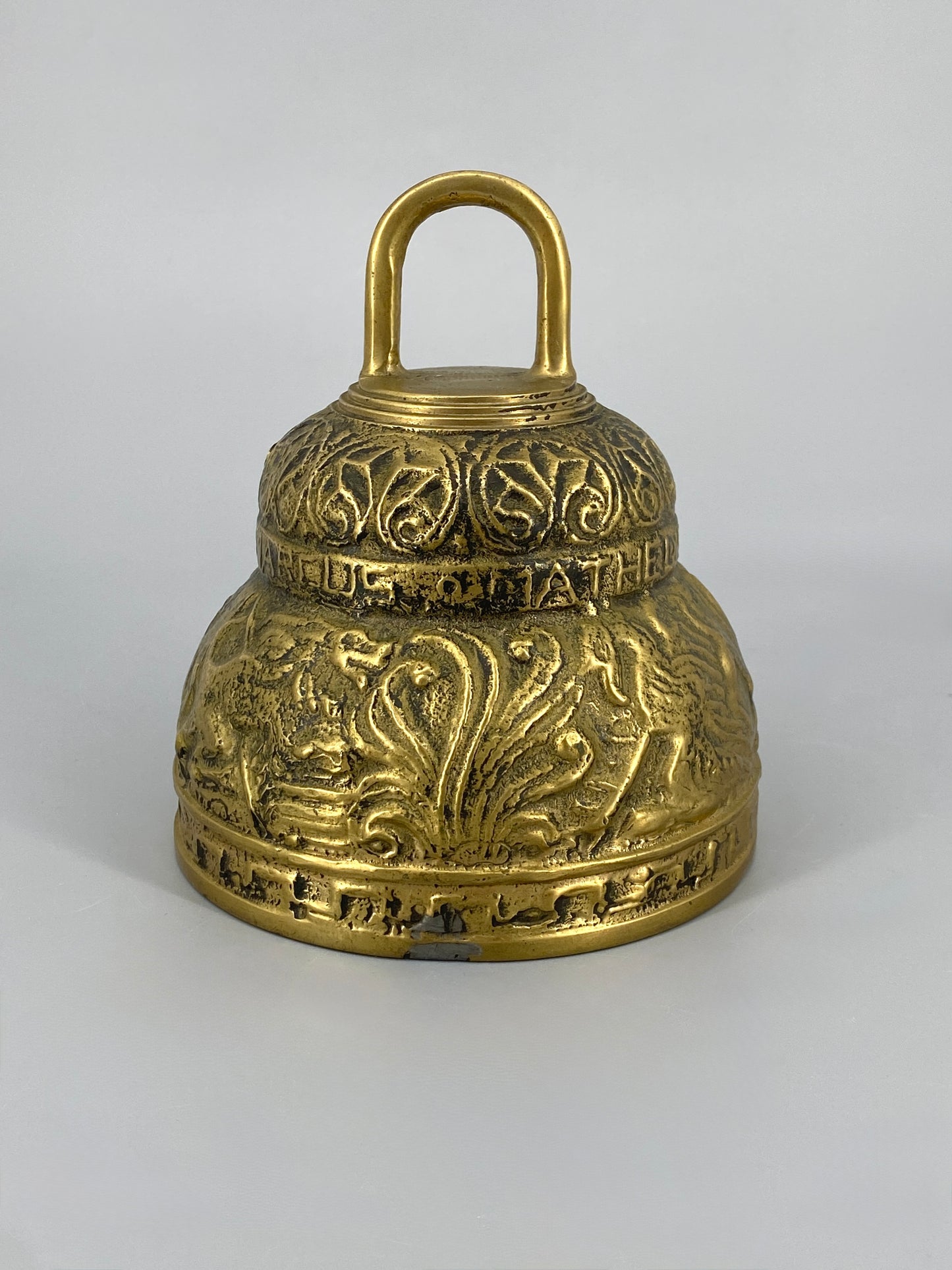 Glocke aus Bronze mit Tiermotiven