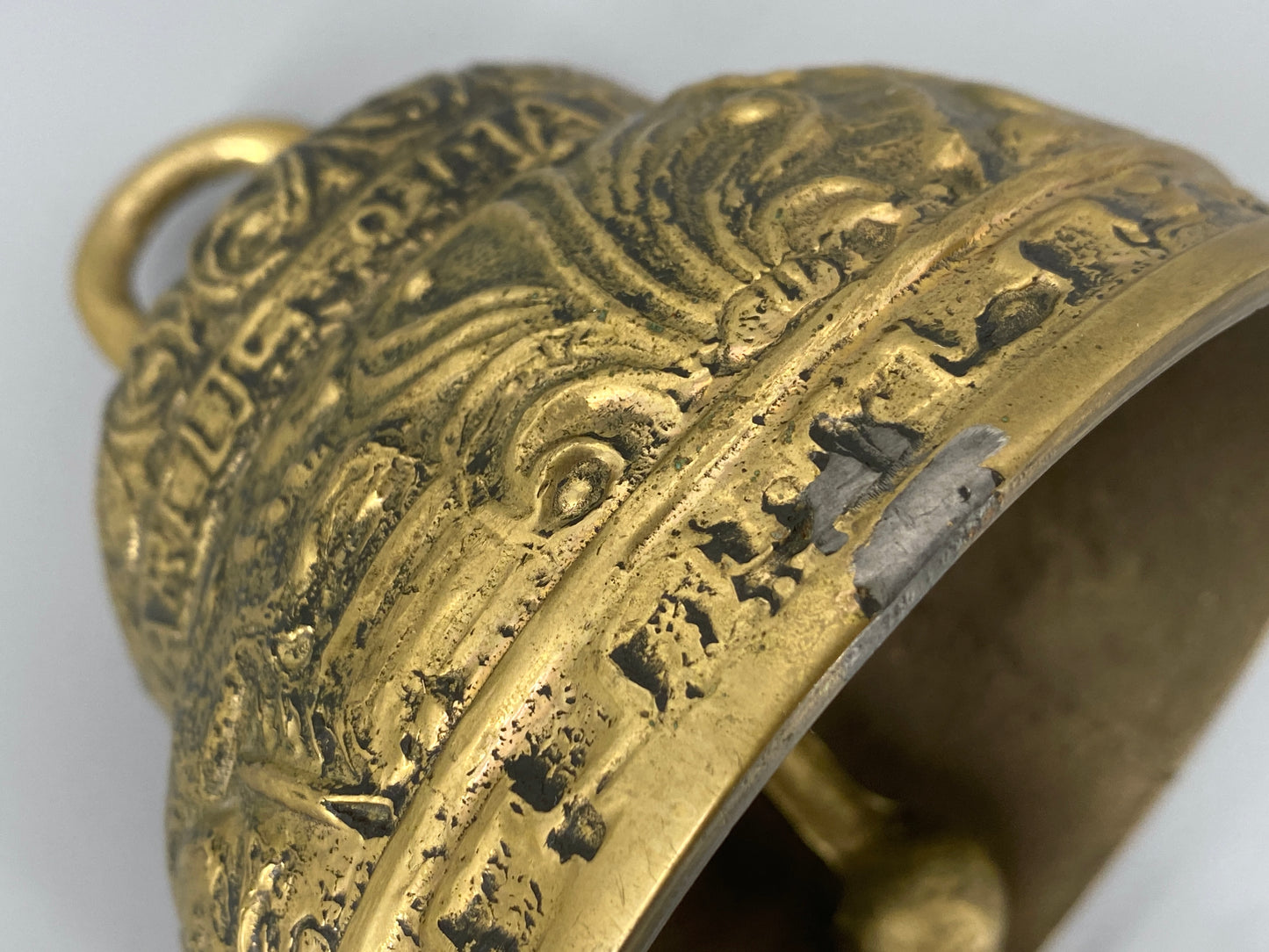 Glocke aus Bronze mit Tiermotiven