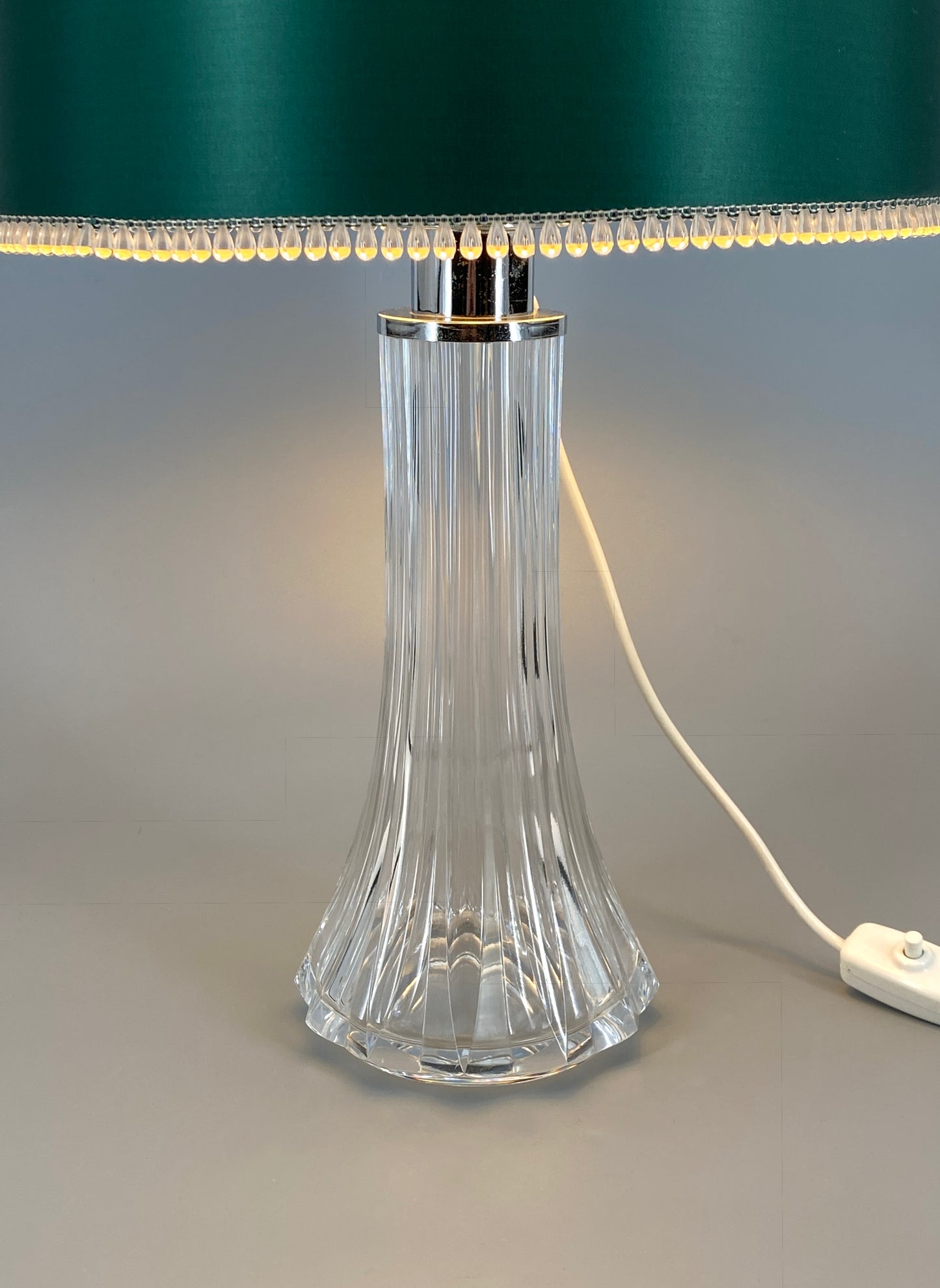 Elegante Tischlampe mit Glassockel, verchromte Aufnahme der Fassung