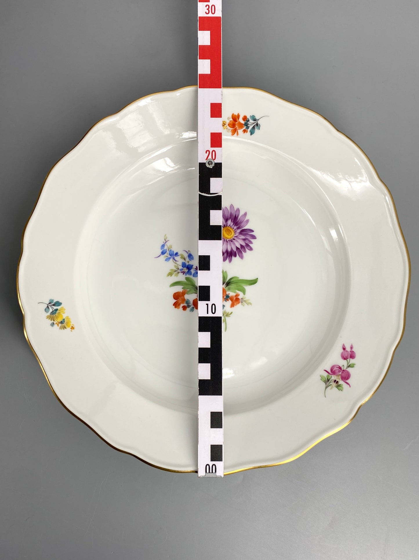 8 Porzellan Teller von Meissen, mit Blumenbukett und Streublumen