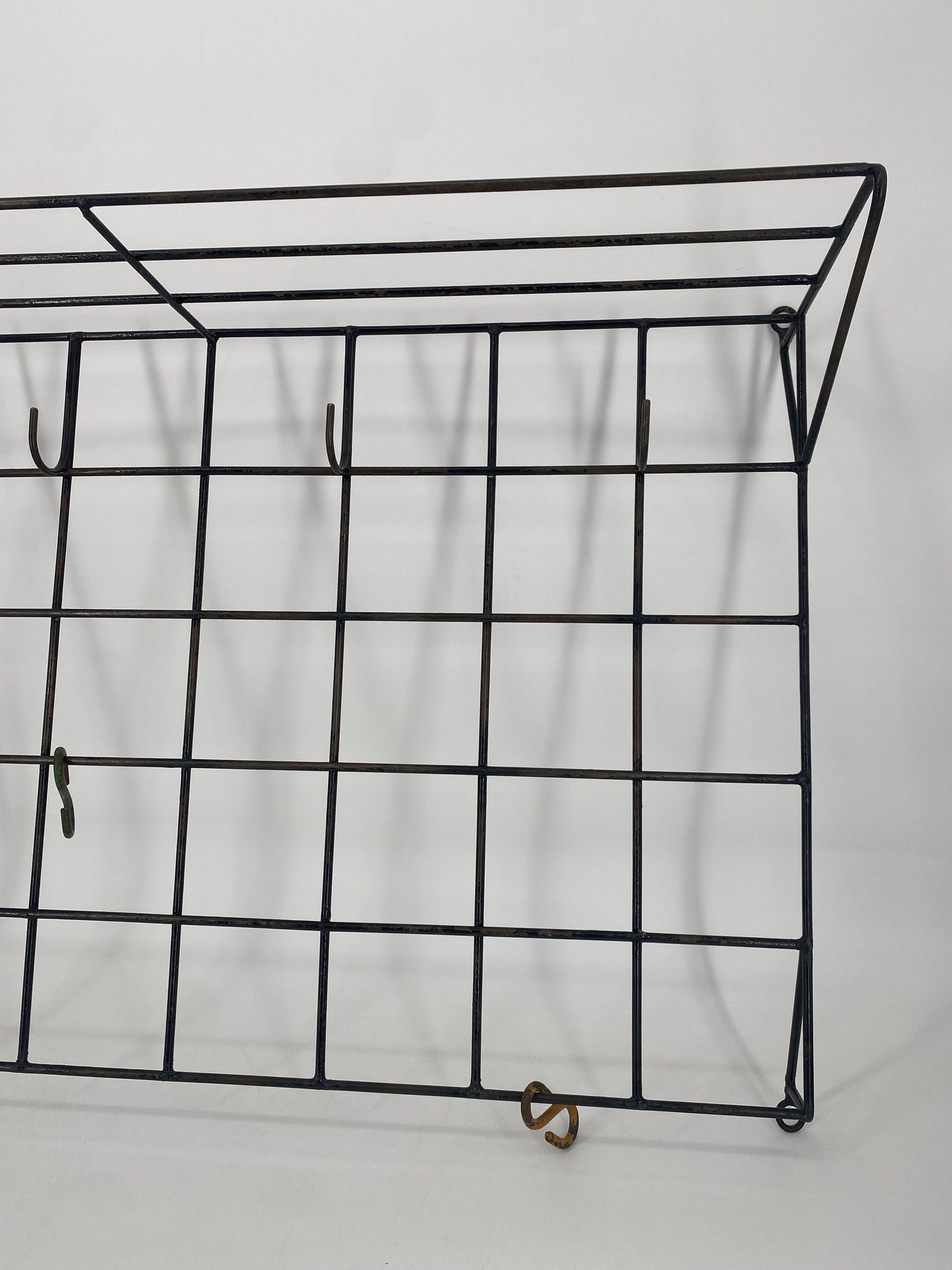Gitter Garderobe aus den 50er Jahren