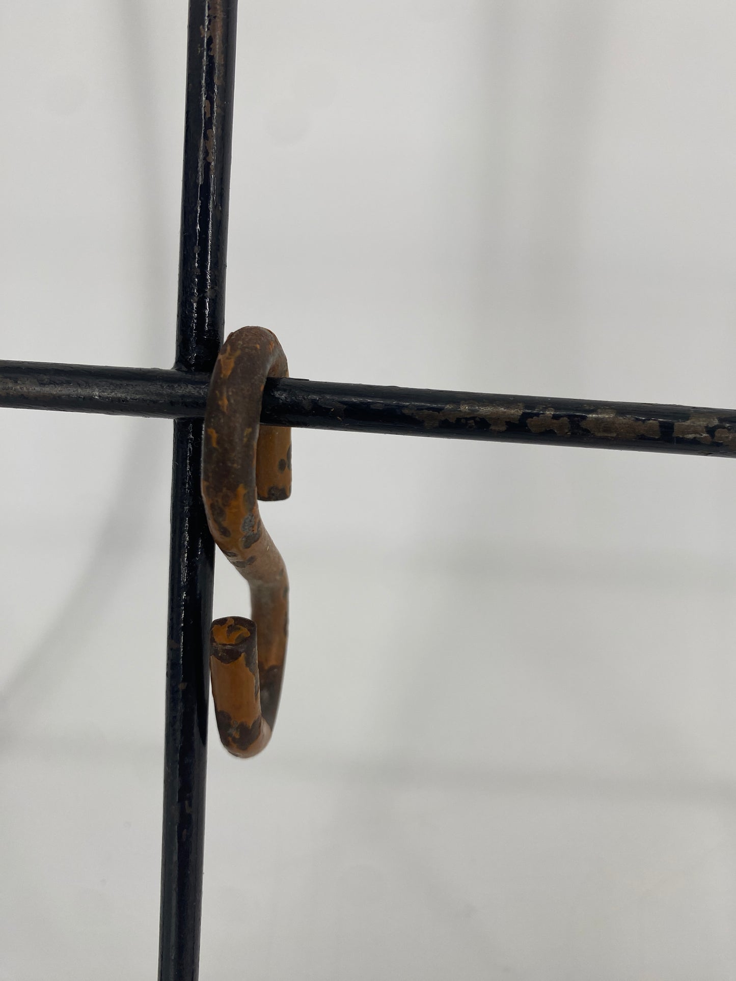 Gitter Garderobe aus den 50er Jahren