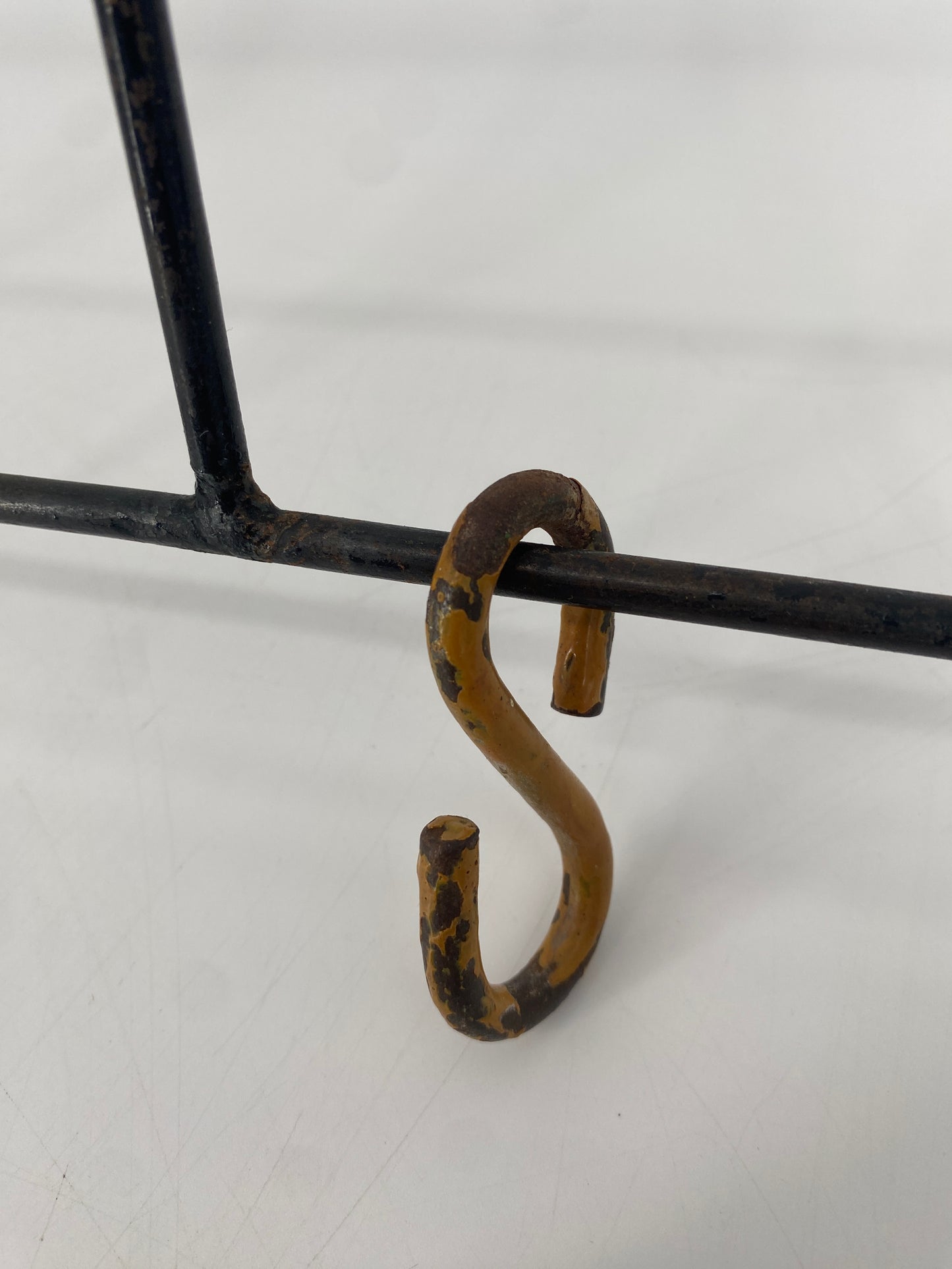 Gitter Garderobe aus den 50er Jahren