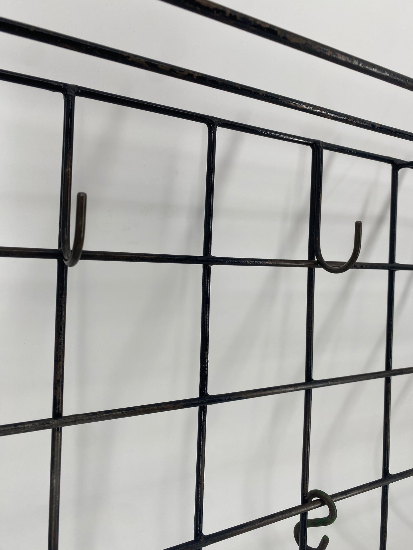 Gitter Garderobe aus den 50er Jahren