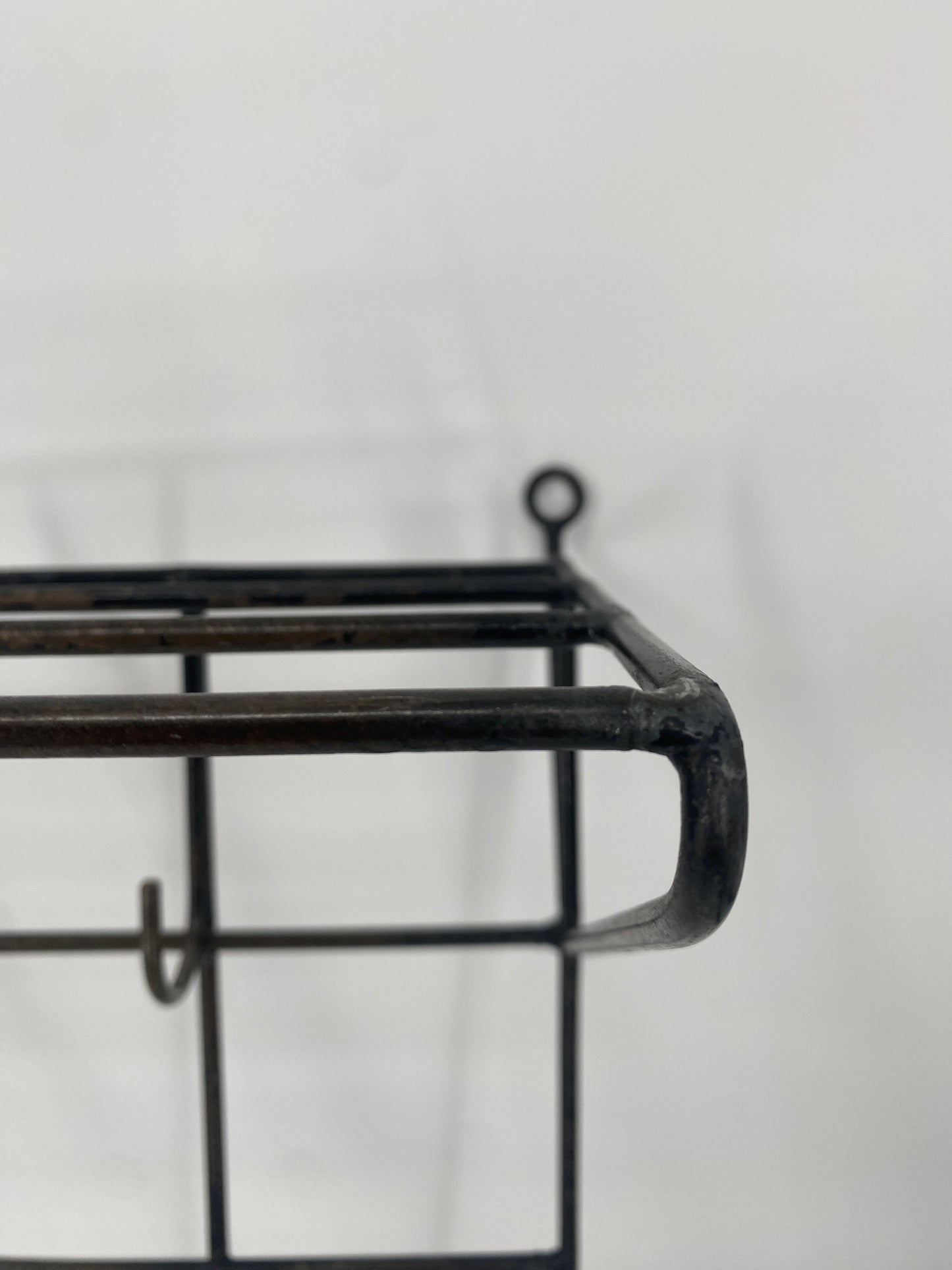 Gitter Garderobe aus den 50er Jahren