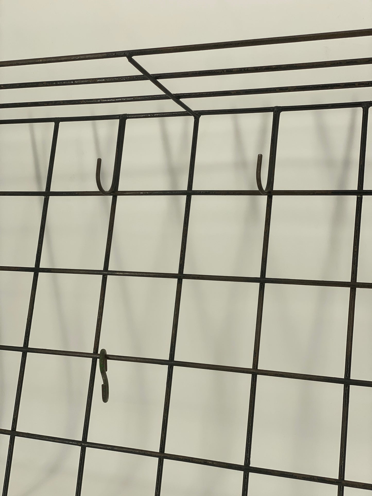 Gitter Garderobe aus den 50er Jahren