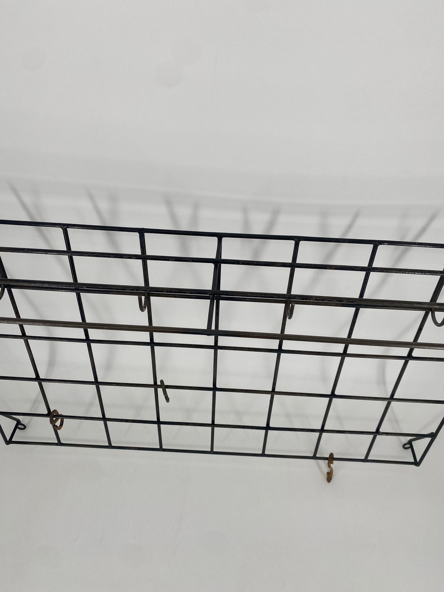 Gitter Garderobe aus den 50er Jahren