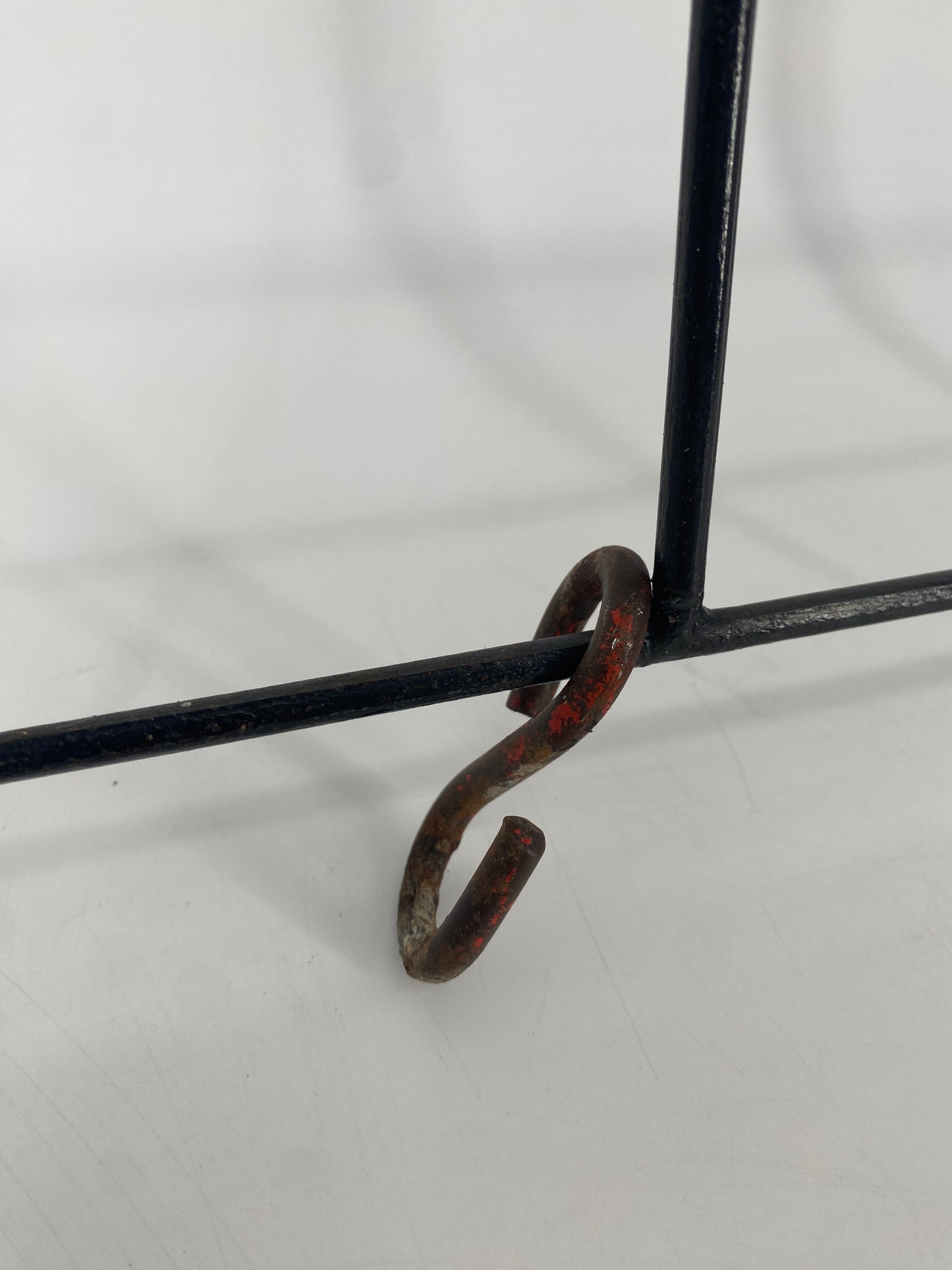 Gitter Garderobe aus den 50er Jahren