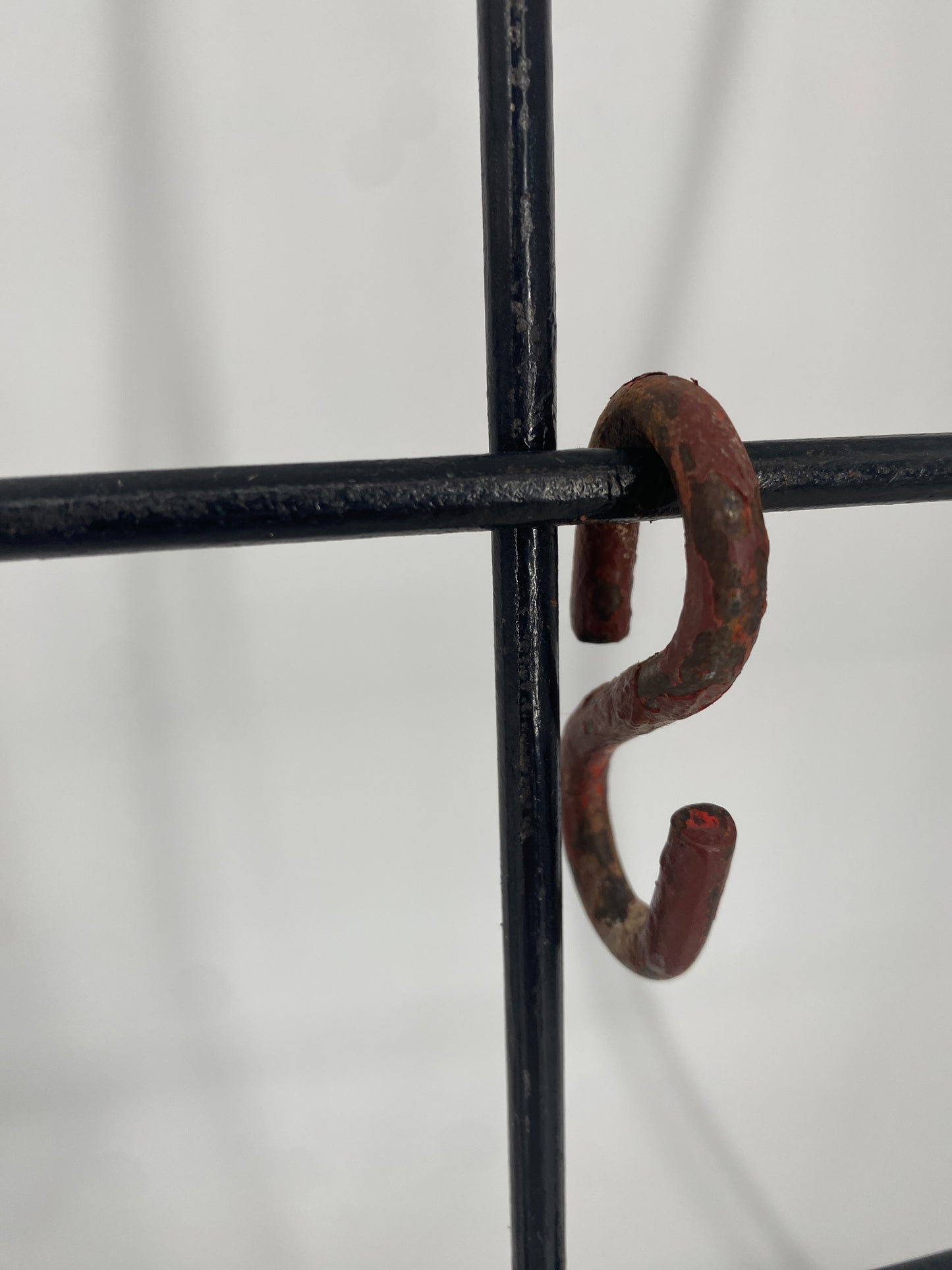 Gitter Garderobe aus den 50er Jahren