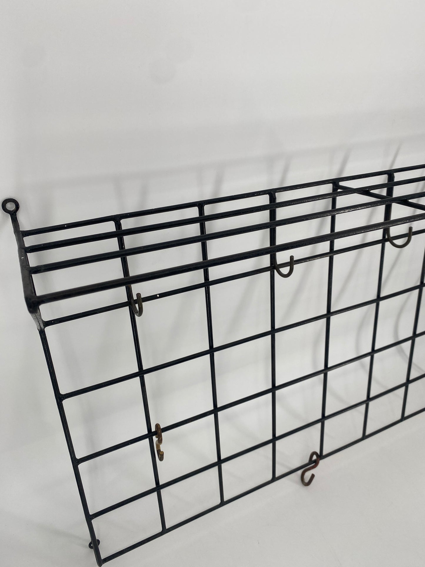 Gitter Garderobe aus den 50er Jahren