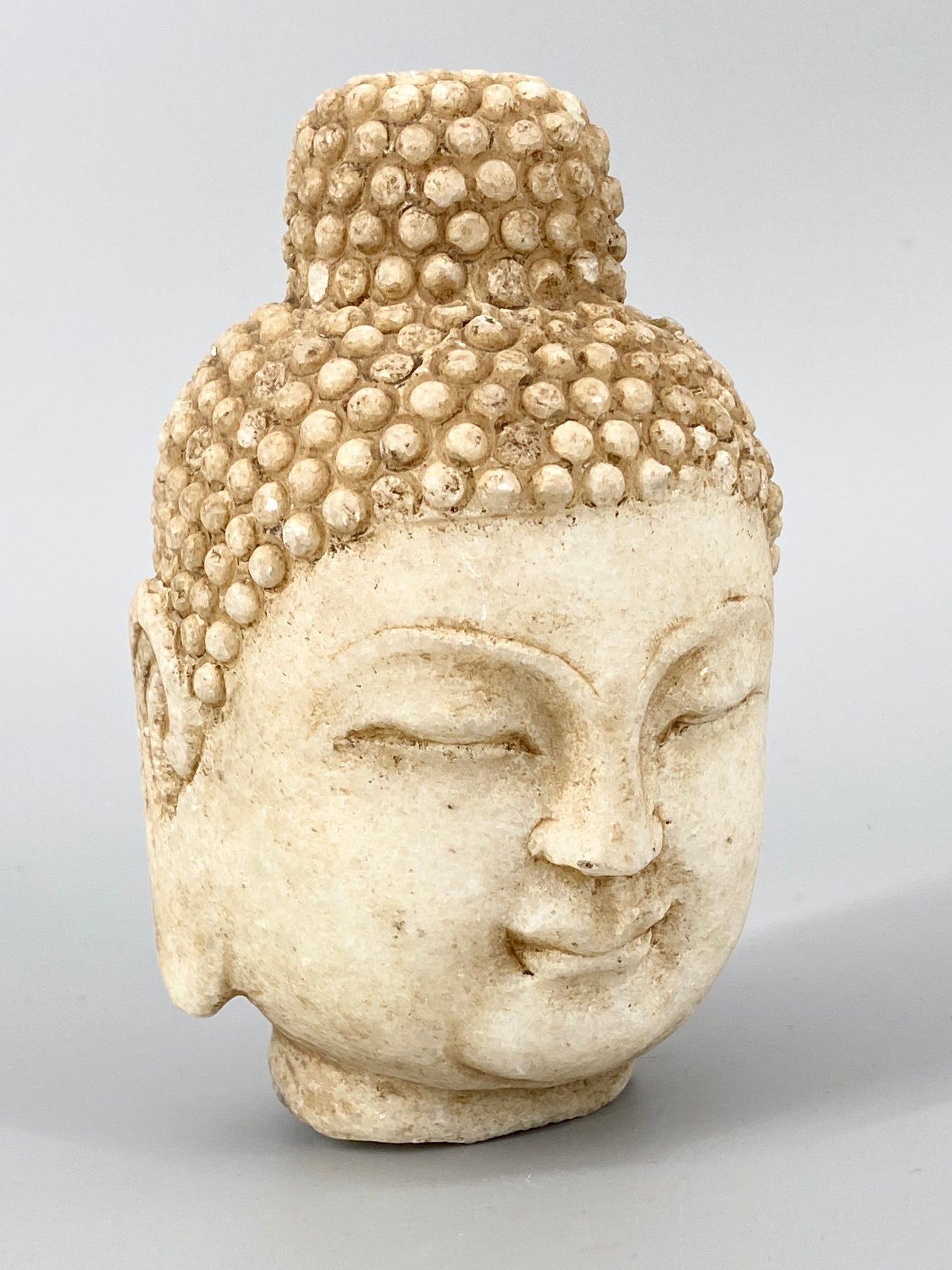 Buddha.Kopf mit Ushnisha und 108 Schnecken. Quarz
