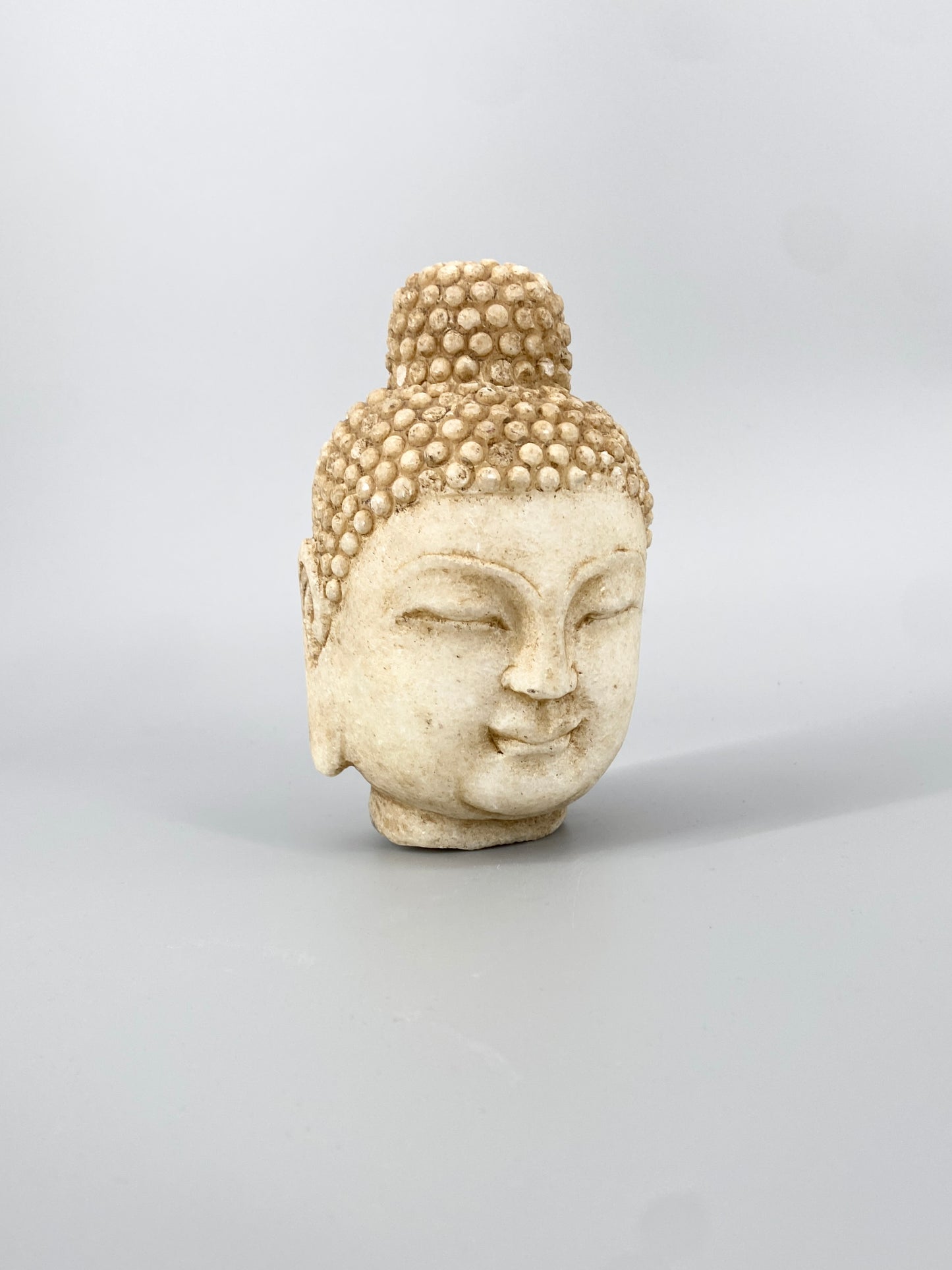 Buddha.Kopf mit Ushnisha und 108 Schnecken. Quarz