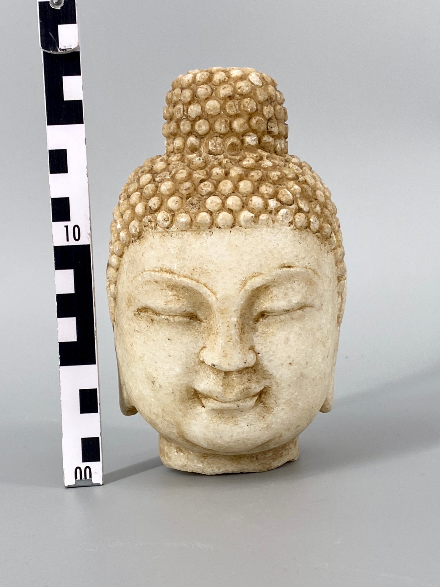 Buddha.Kopf mit Ushnisha und 108 Schnecken. Quarz