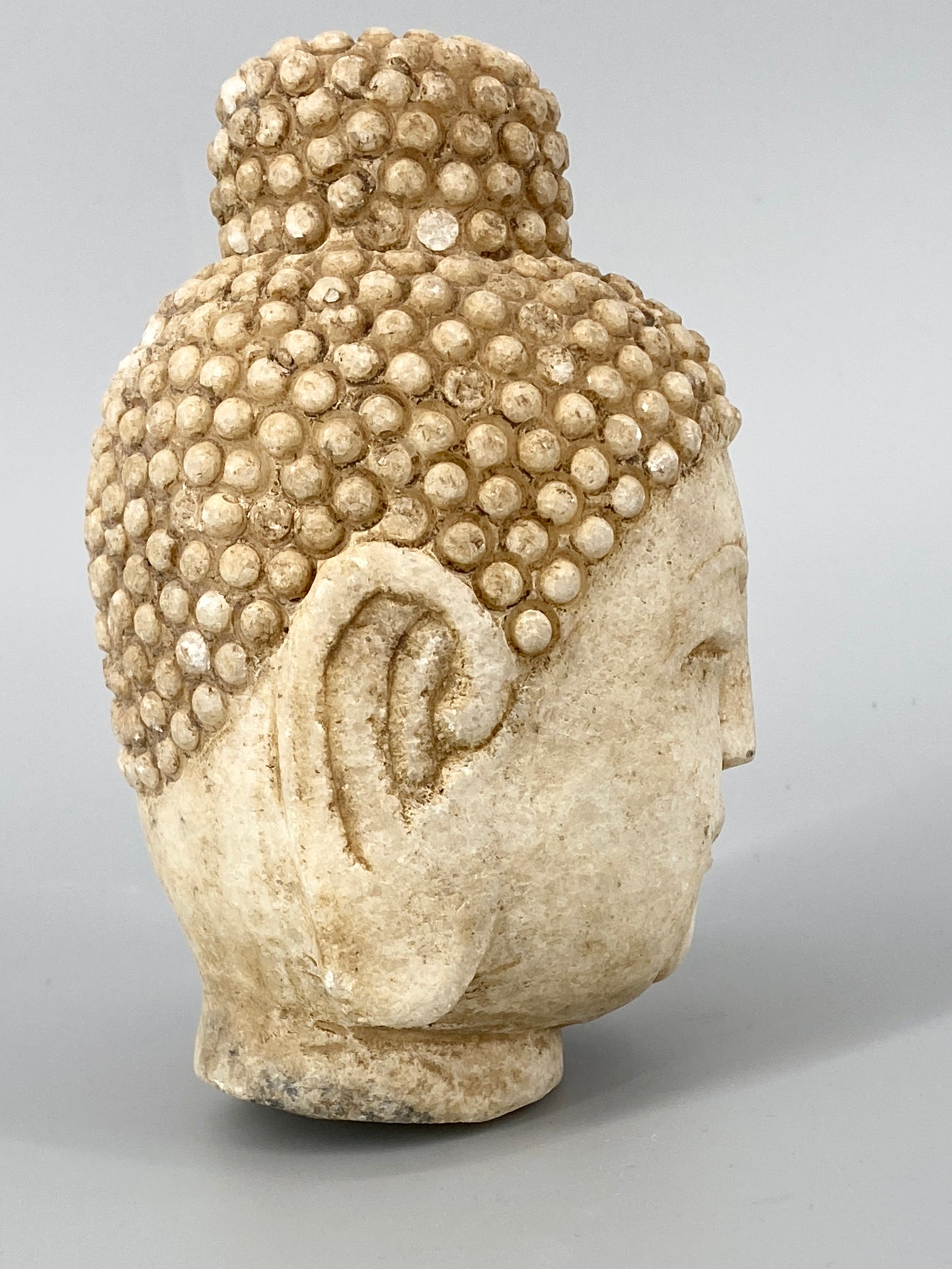 Buddha.Kopf mit Ushnisha und 108 Schnecken. Quarz