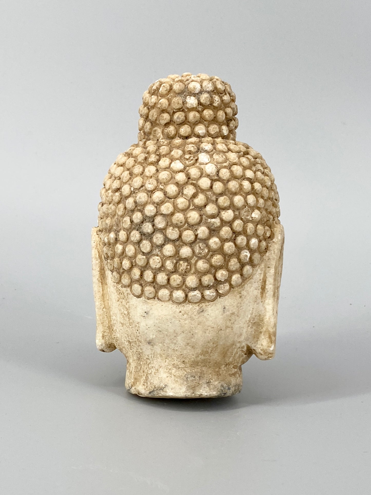 Buddha.Kopf mit Ushnisha und 108 Schnecken. Quarz
