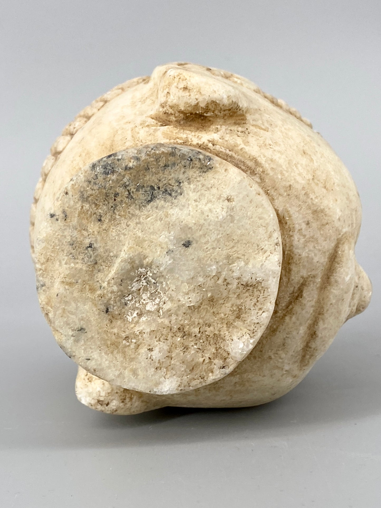 Buddha.Kopf mit Ushnisha und 108 Schnecken. Quarz