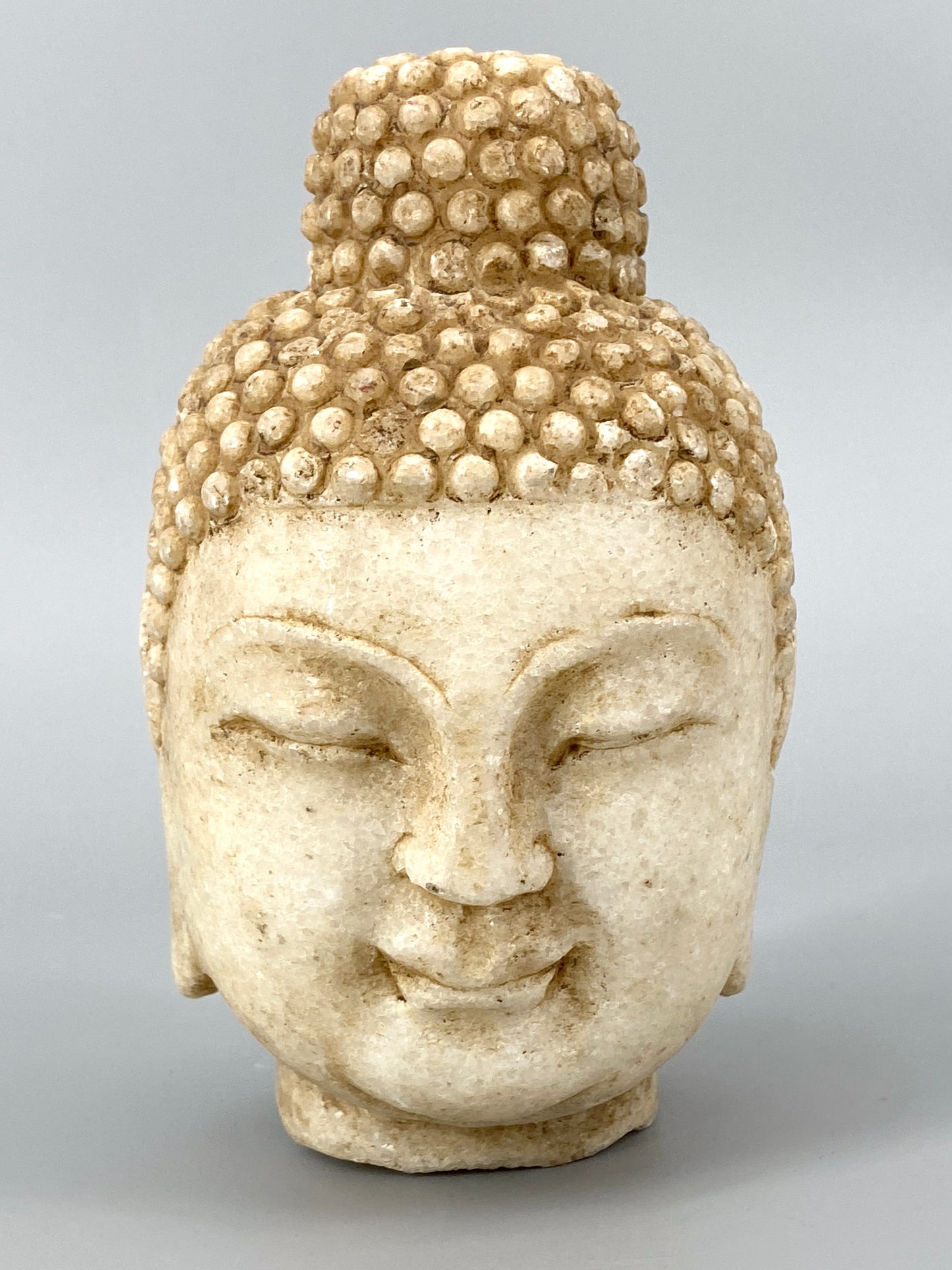 Buddha.Kopf mit Ushnisha und 108 Schnecken. Quarz