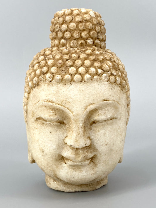 Buddha.Kopf mit Ushnisha und 108 Schnecken. Quarz